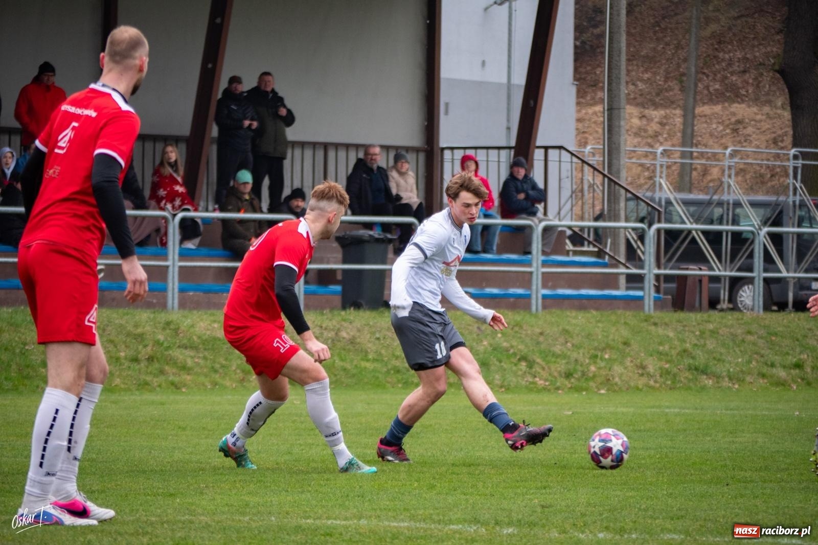 Zdjęcie w galerii na portalu naszraciborz.pl: Dziewięć goli i wielkie emocje. Nędza przegrywa po thrillerze [FOTO] wiadomości z regionu