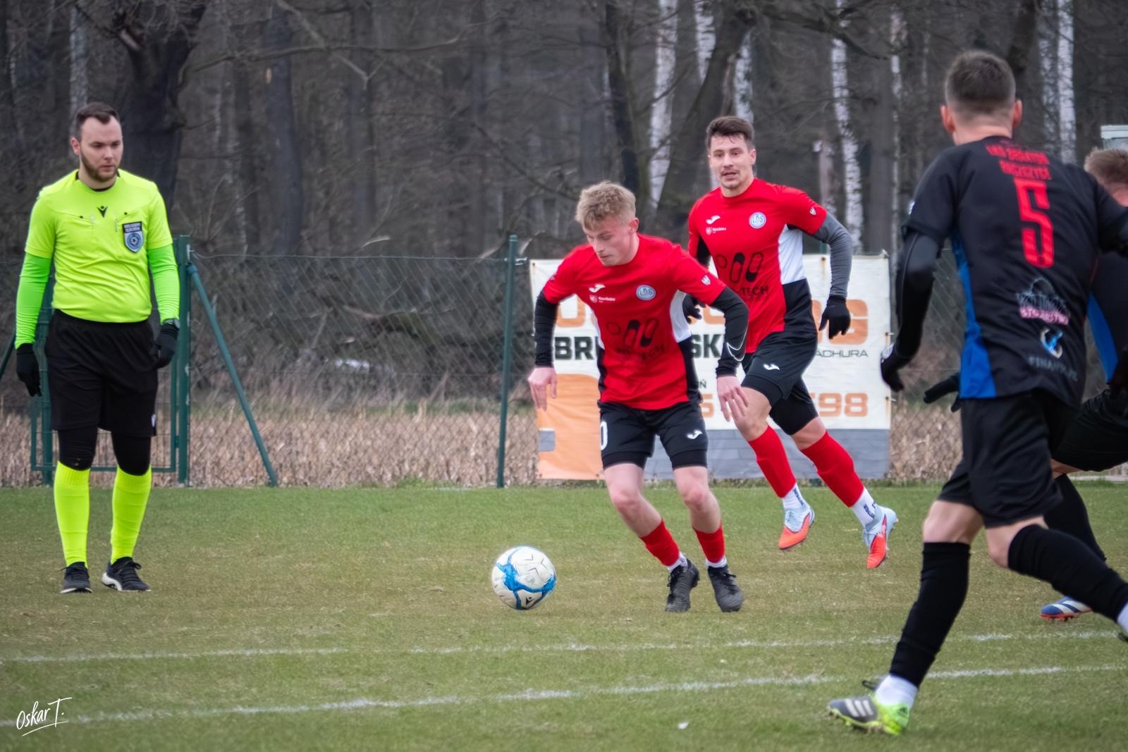 Zdjęcie w galerii na portalu naszraciborz.pl: Obudzili się w końcówce, ale zabrakło czasu. Markowice bez punktów w derbach [FOTO] wiadomości z regionu