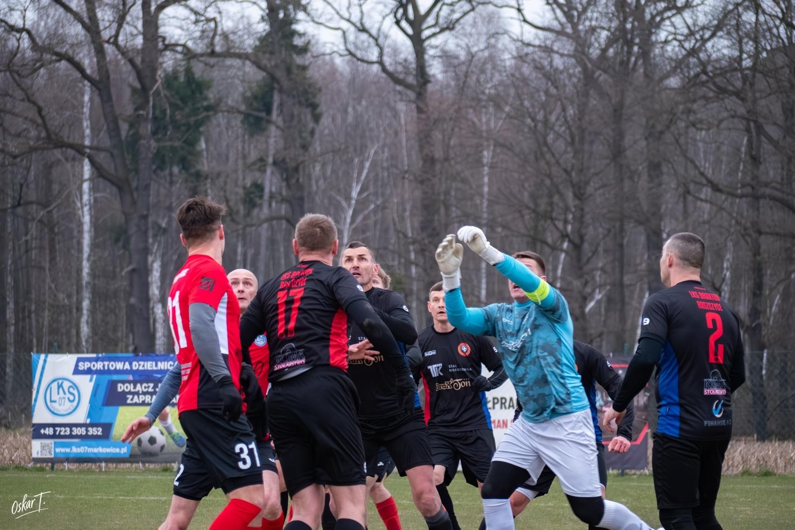 Zdjęcie w galerii na portalu naszraciborz.pl: Obudzili się w końcówce, ale zabrakło czasu. Markowice bez punktów w derbach [FOTO] wiadomości z regionu
