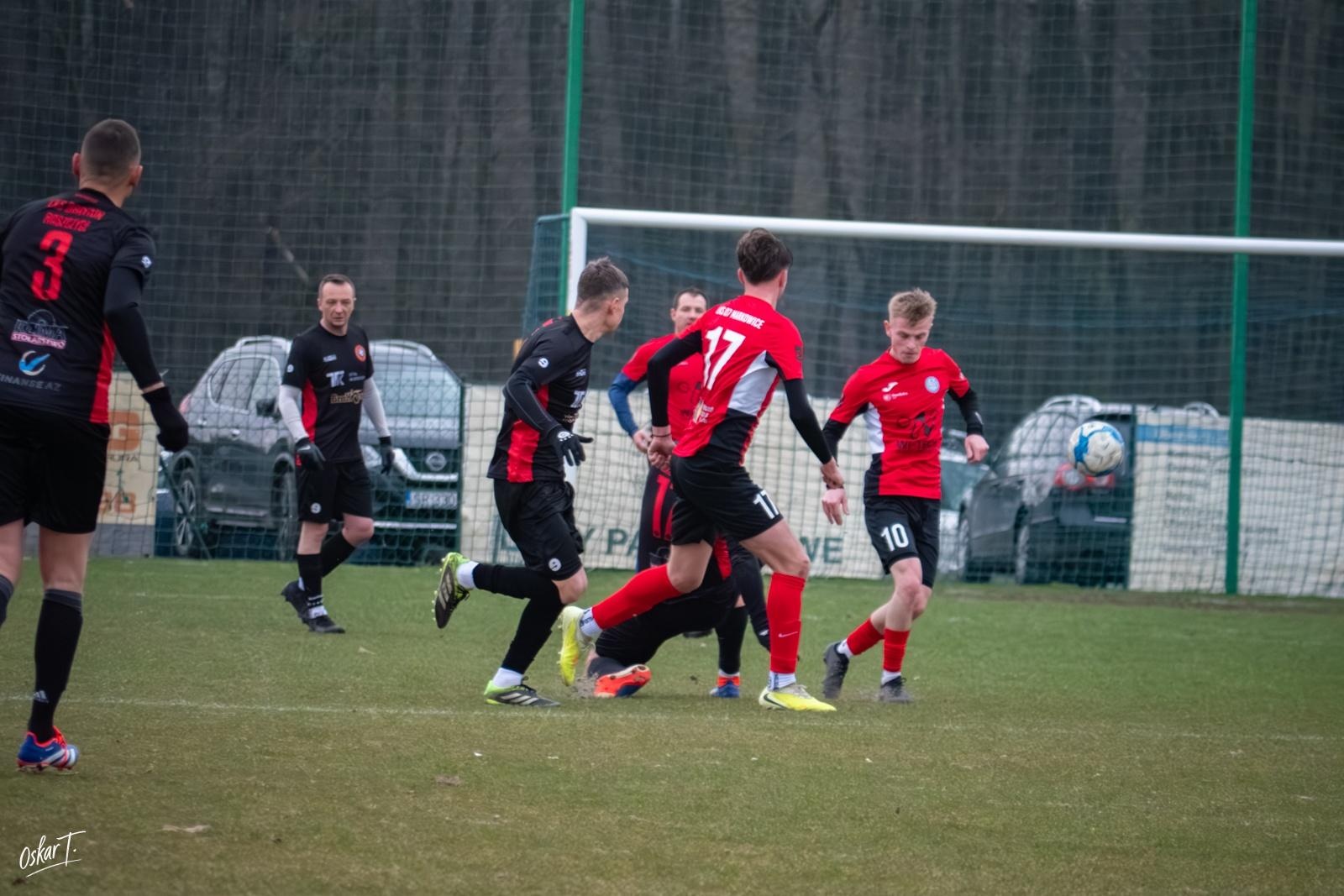 Zdjęcie w galerii na portalu naszraciborz.pl: Obudzili się w końcówce, ale zabrakło czasu. Markowice bez punktów w derbach [FOTO] wiadomości z regionu