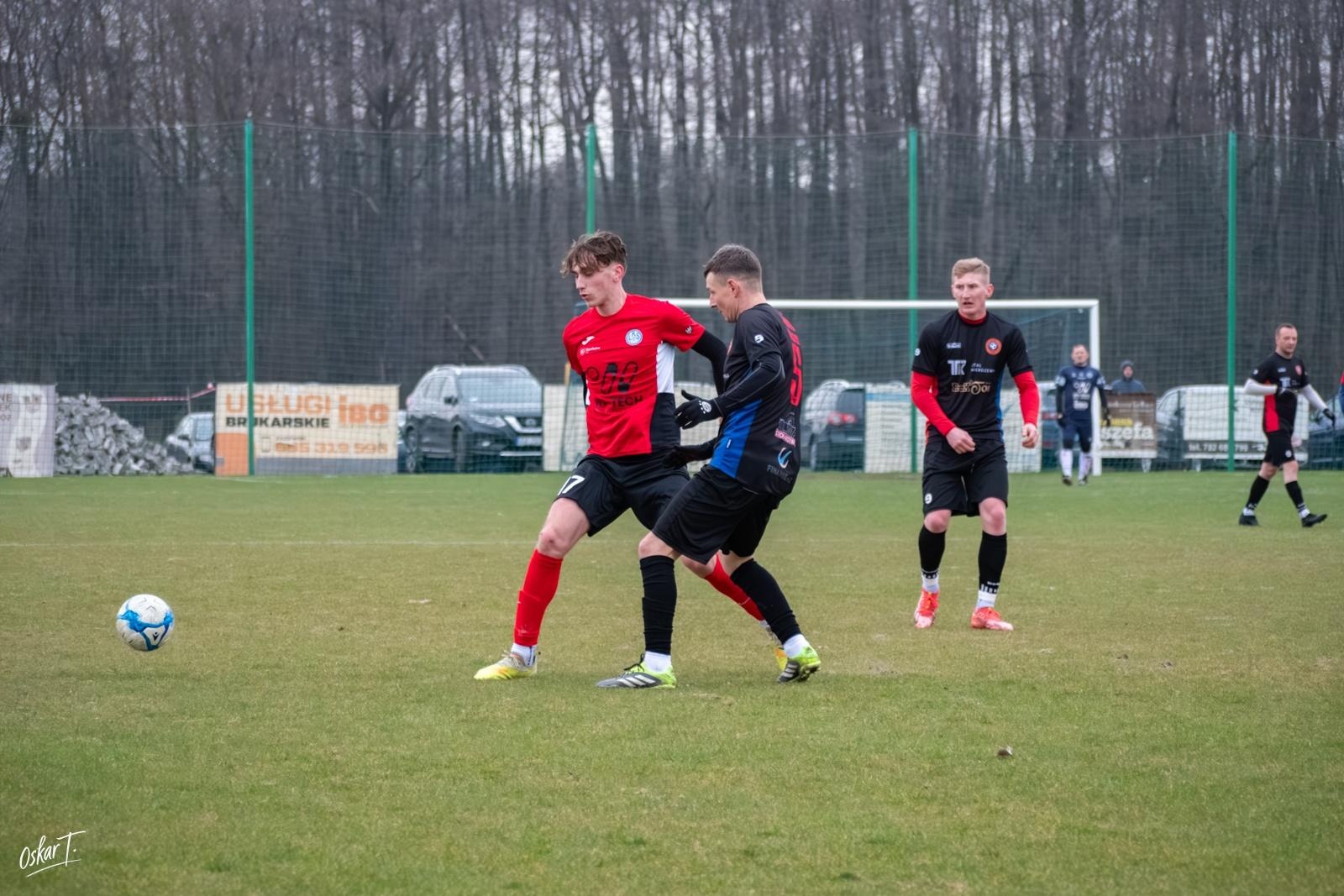 Zdjęcie w galerii na portalu naszraciborz.pl: Obudzili się w końcówce, ale zabrakło czasu. Markowice bez punktów w derbach [FOTO] wiadomości z regionu