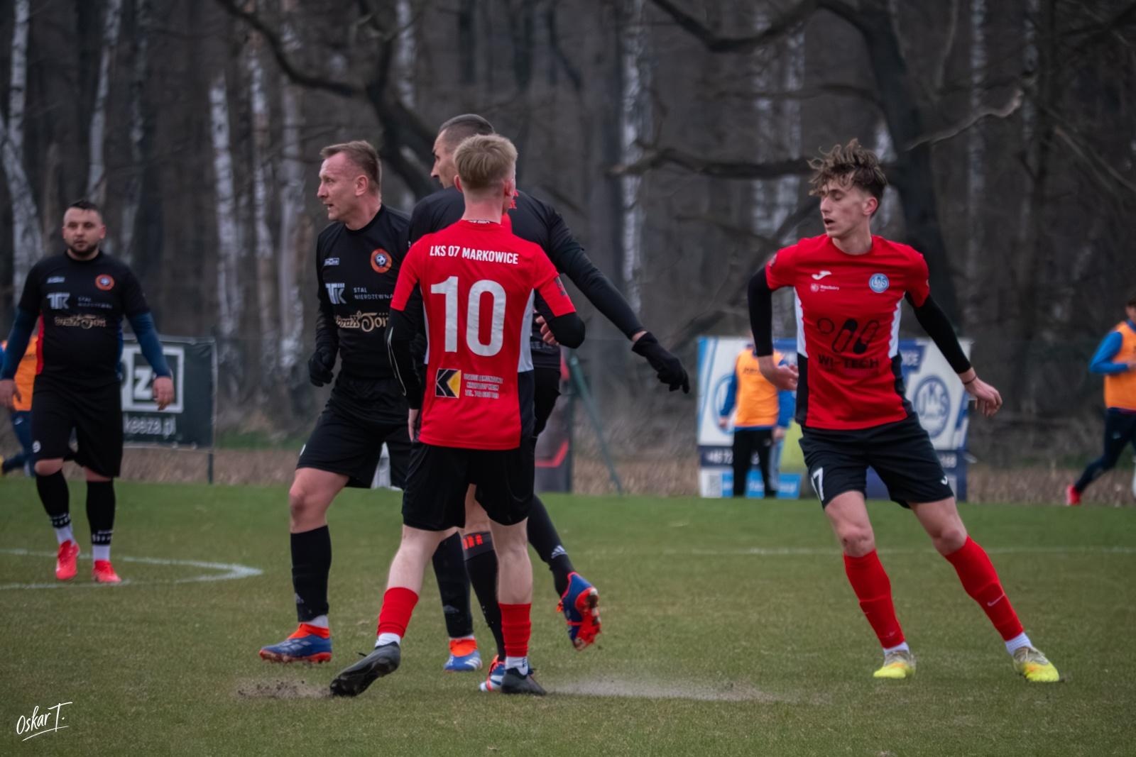 Zdjęcie w galerii na portalu naszraciborz.pl: Obudzili się w końcówce, ale zabrakło czasu. Markowice bez punktów w derbach [FOTO] wiadomości z regionu