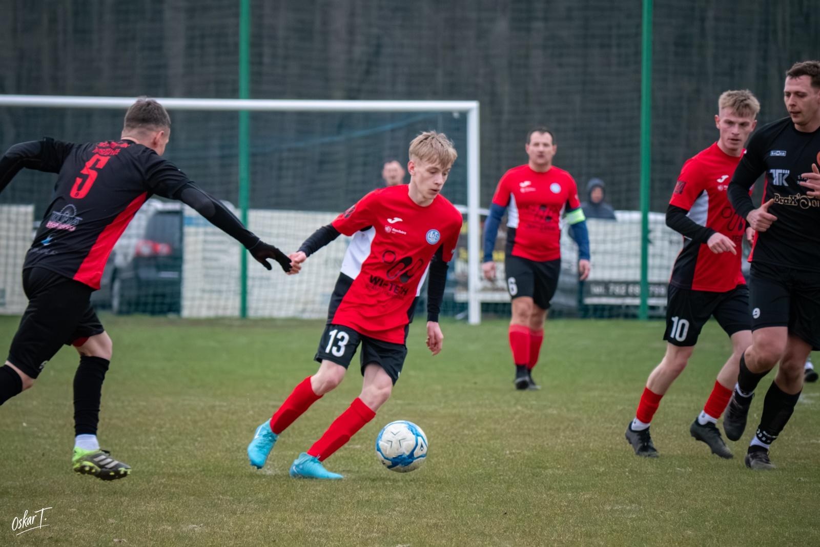 Zdjęcie w galerii na portalu naszraciborz.pl: Obudzili się w końcówce, ale zabrakło czasu. Markowice bez punktów w derbach [FOTO] wiadomości z regionu