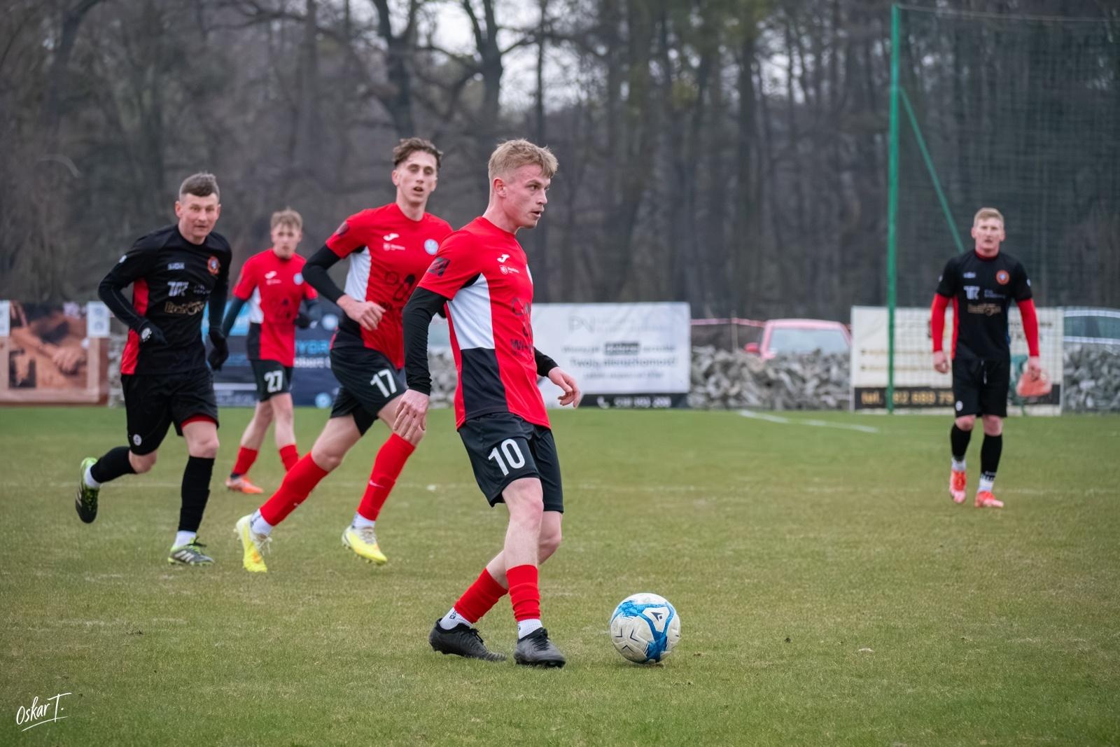 Zdjęcie w galerii na portalu naszraciborz.pl: Obudzili się w końcówce, ale zabrakło czasu. Markowice bez punktów w derbach [FOTO] wiadomości z regionu