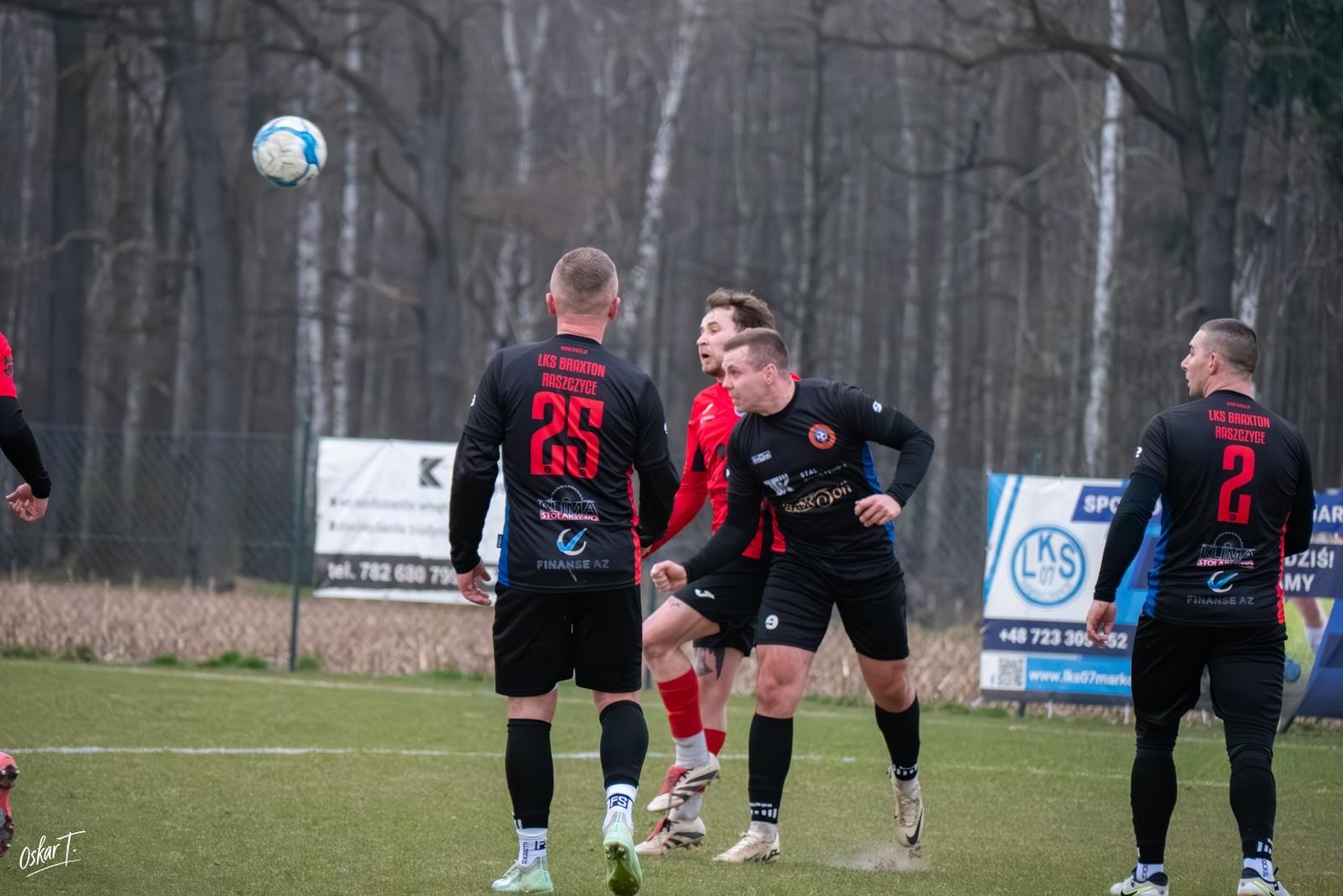 Zdjęcie w galerii na portalu naszraciborz.pl: Obudzili się w końcówce, ale zabrakło czasu. Markowice bez punktów w derbach [FOTO] wiadomości z regionu