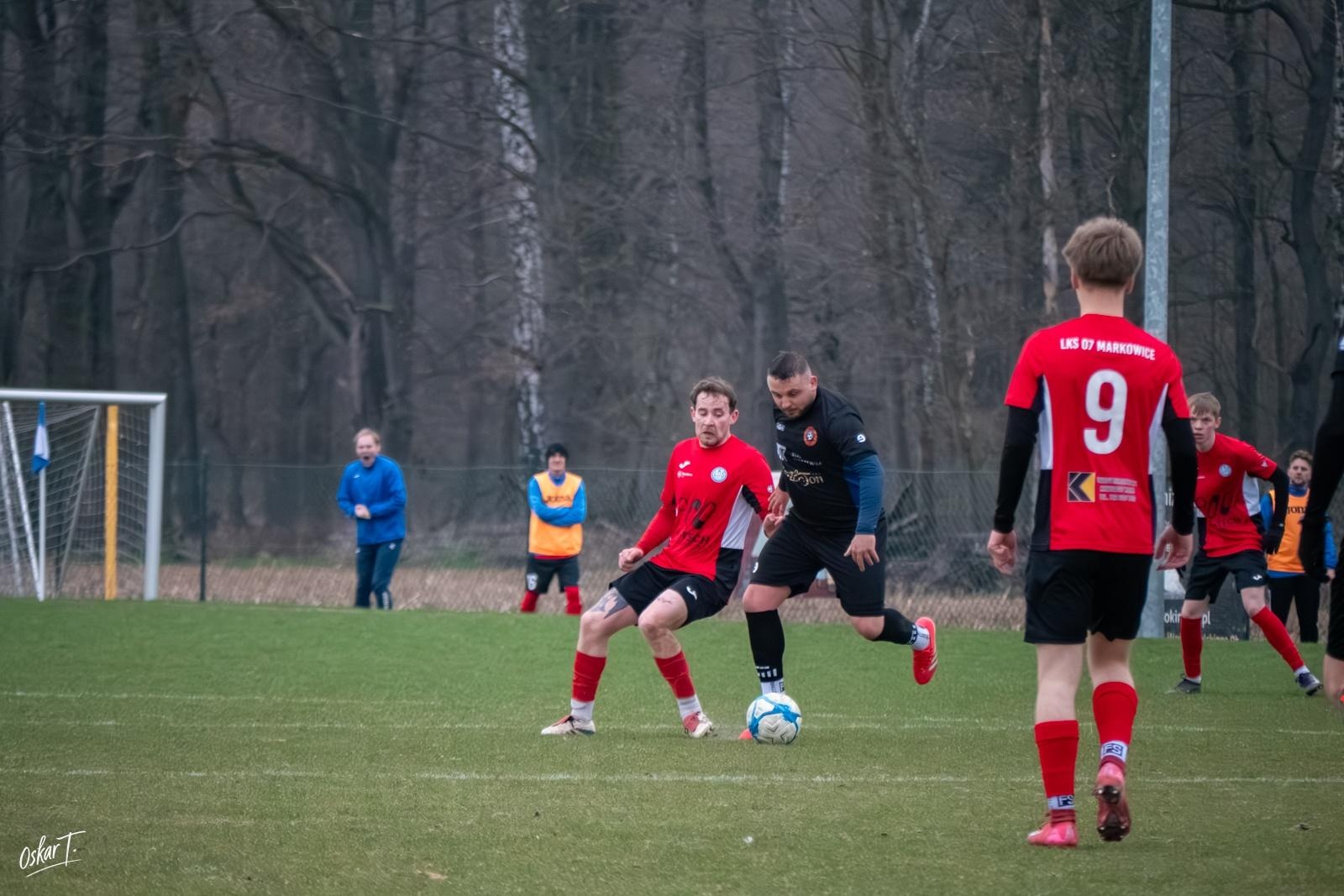 Zdjęcie w galerii na portalu naszraciborz.pl: Obudzili się w końcówce, ale zabrakło czasu. Markowice bez punktów w derbach [FOTO] wiadomości z regionu