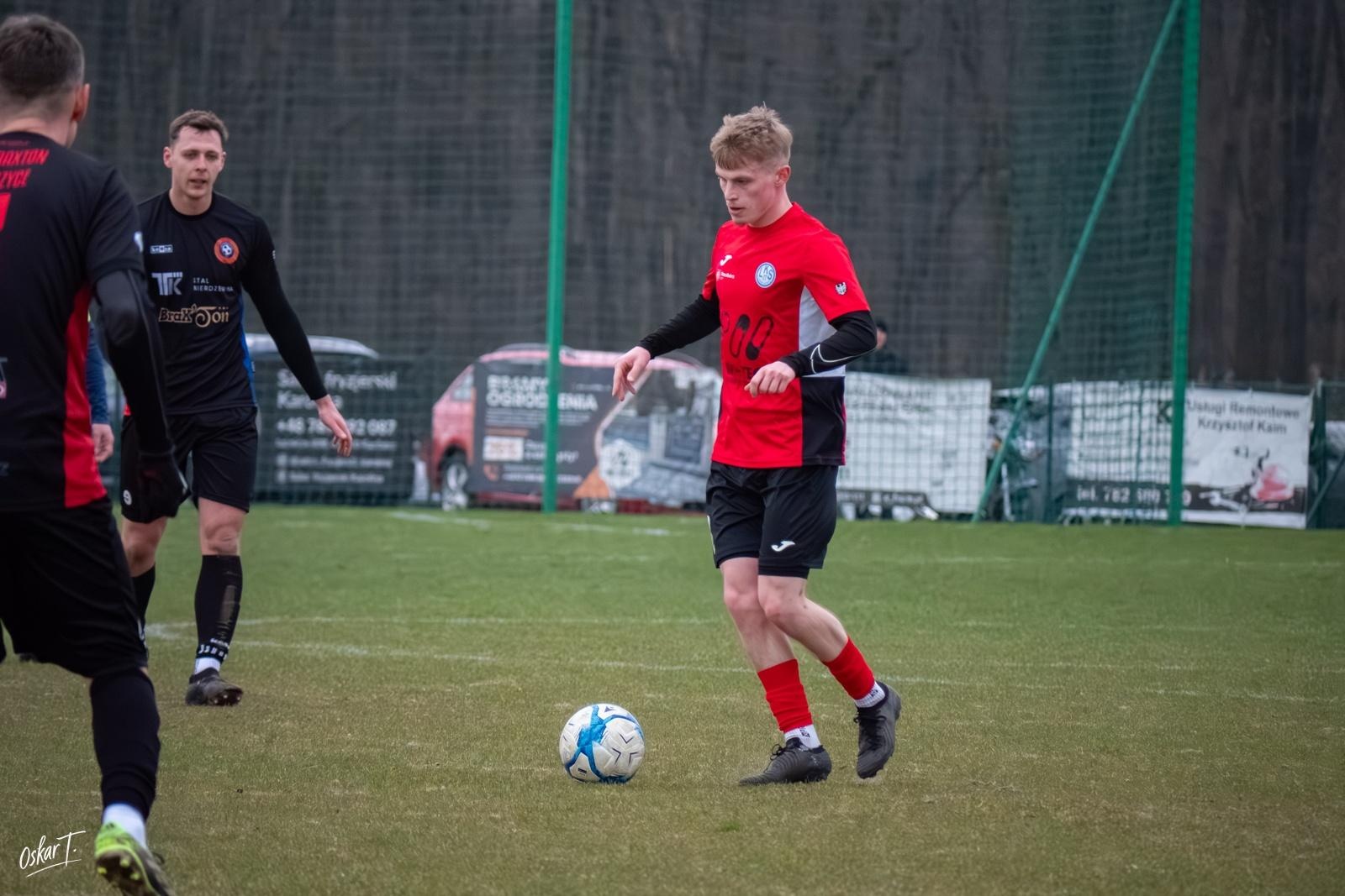 Zdjęcie w galerii na portalu naszraciborz.pl: Obudzili się w końcówce, ale zabrakło czasu. Markowice bez punktów w derbach [FOTO] wiadomości z regionu