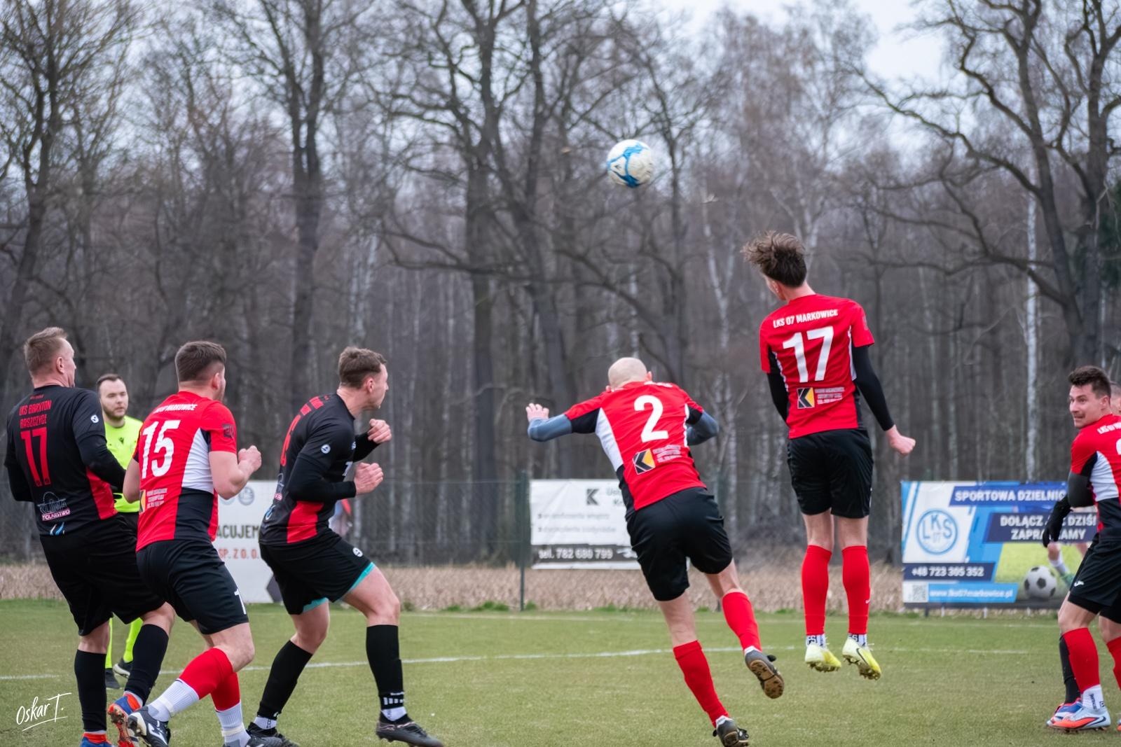 Zdjęcie w galerii na portalu naszraciborz.pl: Obudzili się w końcówce, ale zabrakło czasu. Markowice bez punktów w derbach [FOTO] wiadomości z regionu