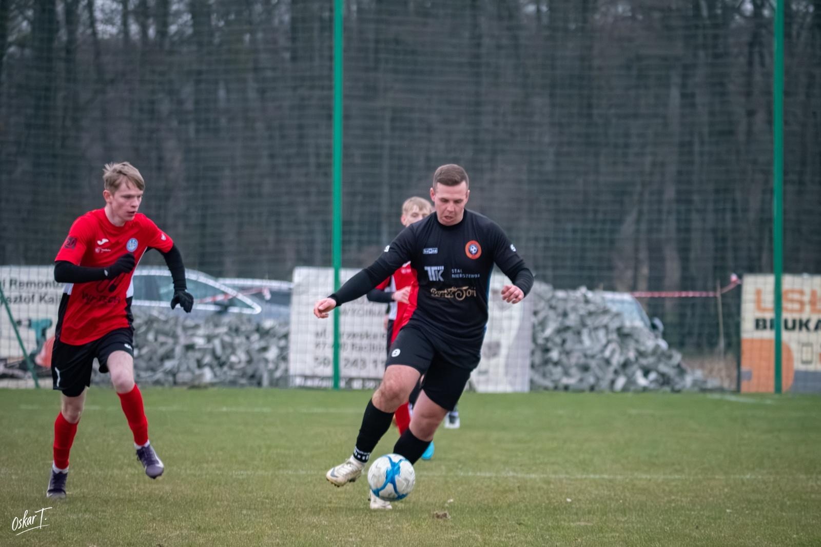 Zdjęcie w galerii na portalu naszraciborz.pl: Obudzili się w końcówce, ale zabrakło czasu. Markowice bez punktów w derbach [FOTO] wiadomości z regionu