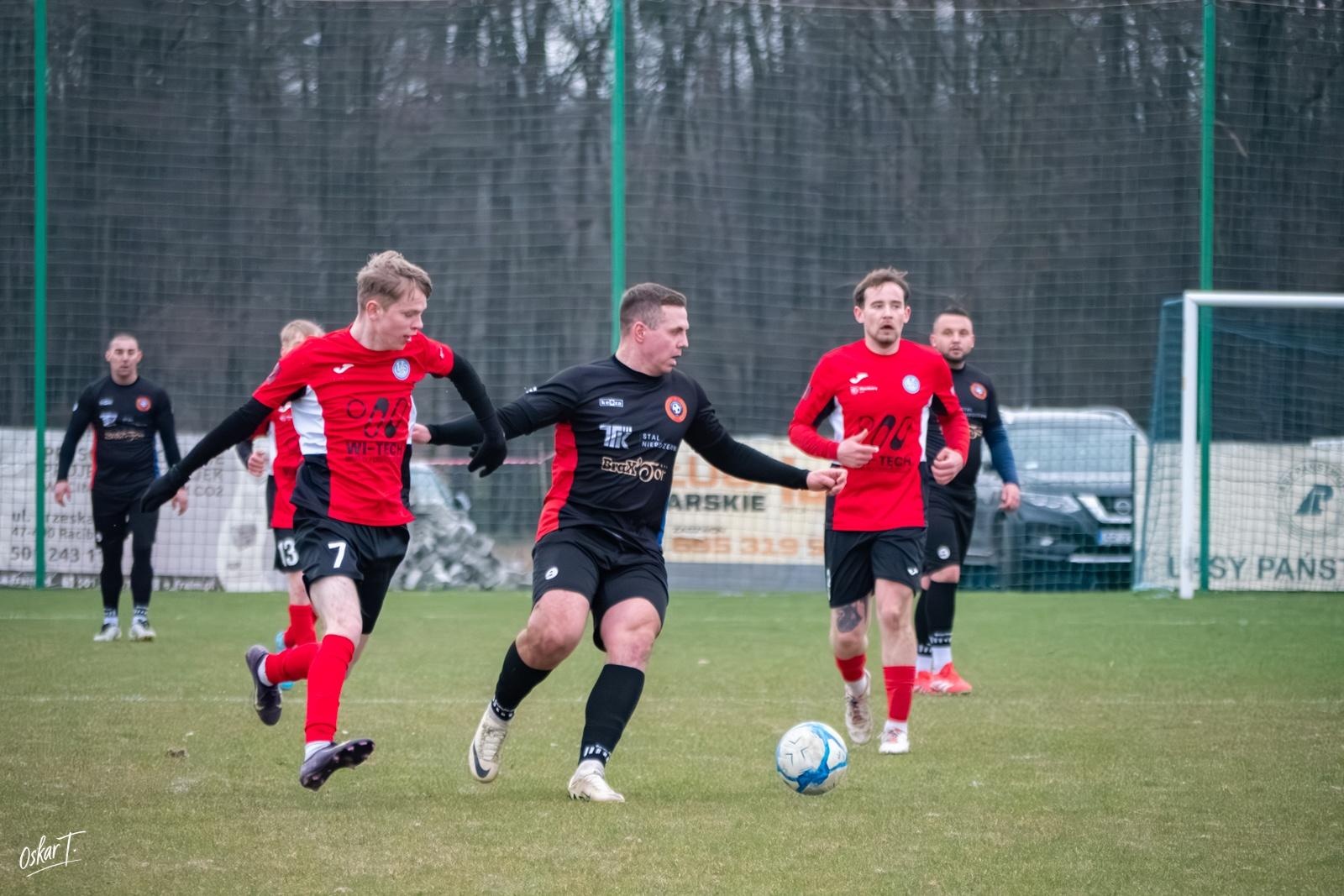 Zdjęcie w galerii na portalu naszraciborz.pl: Obudzili się w końcówce, ale zabrakło czasu. Markowice bez punktów w derbach [FOTO] wiadomości z regionu