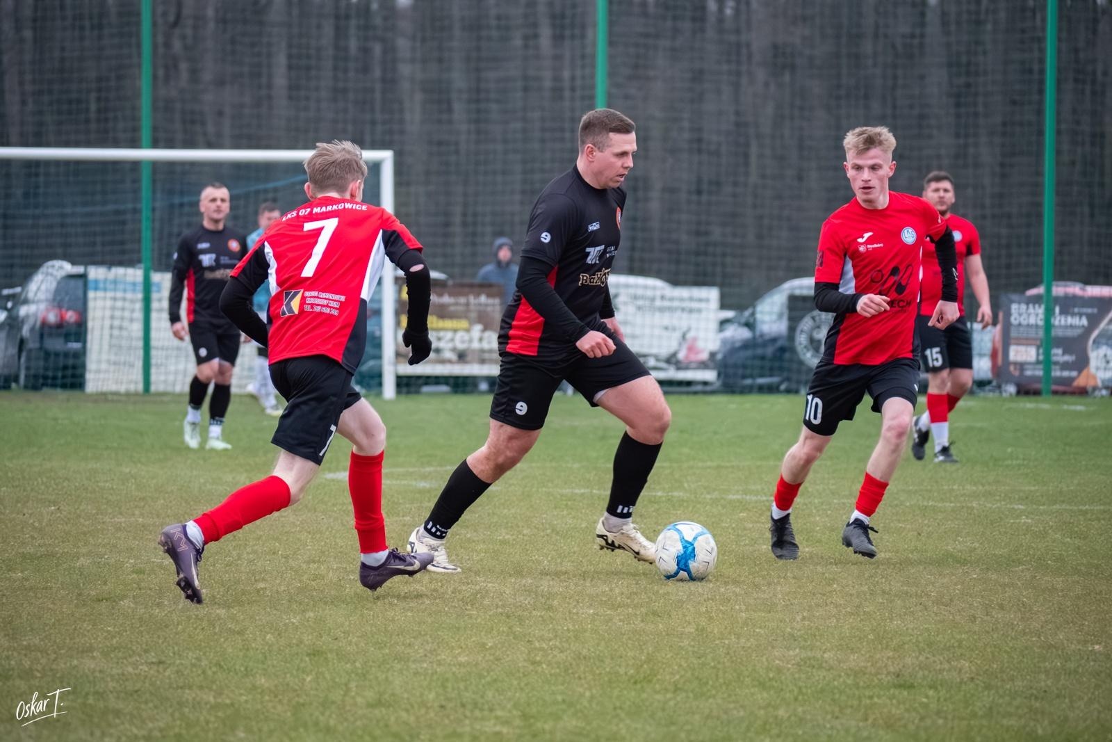 Zdjęcie w galerii na portalu naszraciborz.pl: Obudzili się w końcówce, ale zabrakło czasu. Markowice bez punktów w derbach [FOTO] wiadomości z regionu