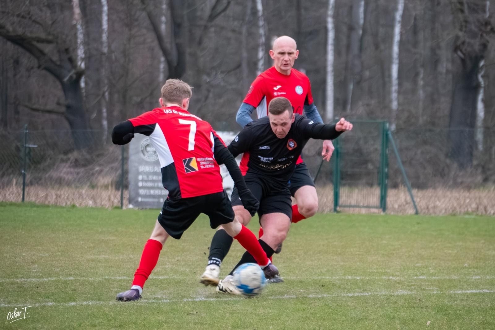 Zdjęcie w galerii na portalu naszraciborz.pl: Obudzili się w końcówce, ale zabrakło czasu. Markowice bez punktów w derbach [FOTO] wiadomości z regionu