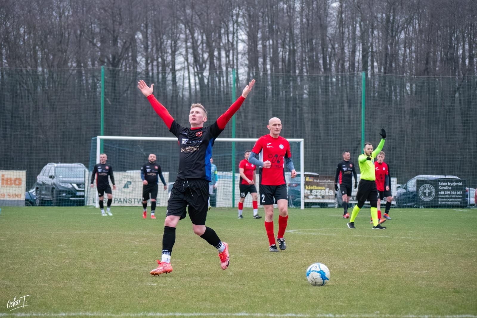 Zdjęcie w galerii na portalu naszraciborz.pl: Obudzili się w końcówce, ale zabrakło czasu. Markowice bez punktów w derbach [FOTO] wiadomości z regionu
