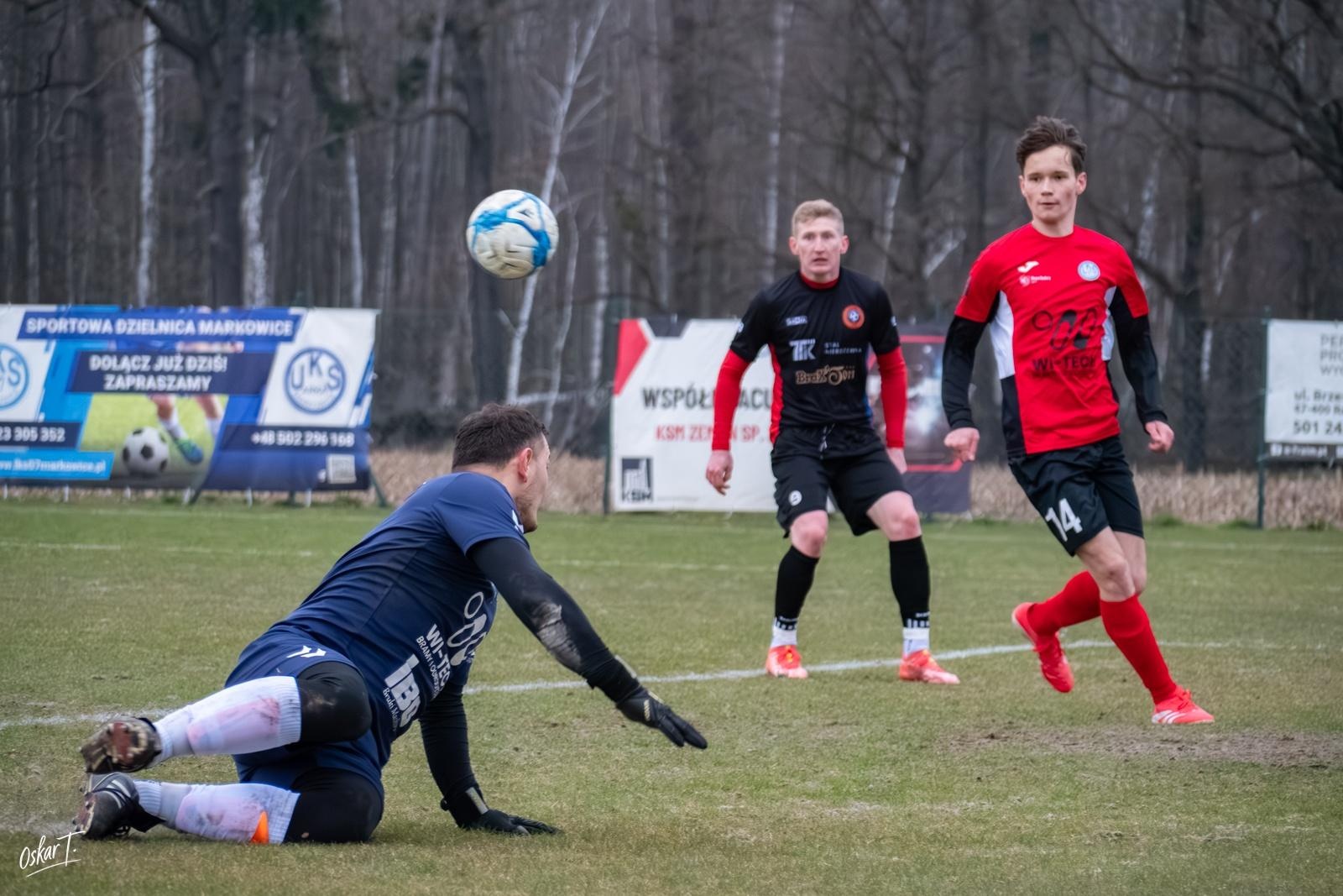 Zdjęcie w galerii na portalu naszraciborz.pl: Obudzili się w końcówce, ale zabrakło czasu. Markowice bez punktów w derbach [FOTO] wiadomości z regionu
