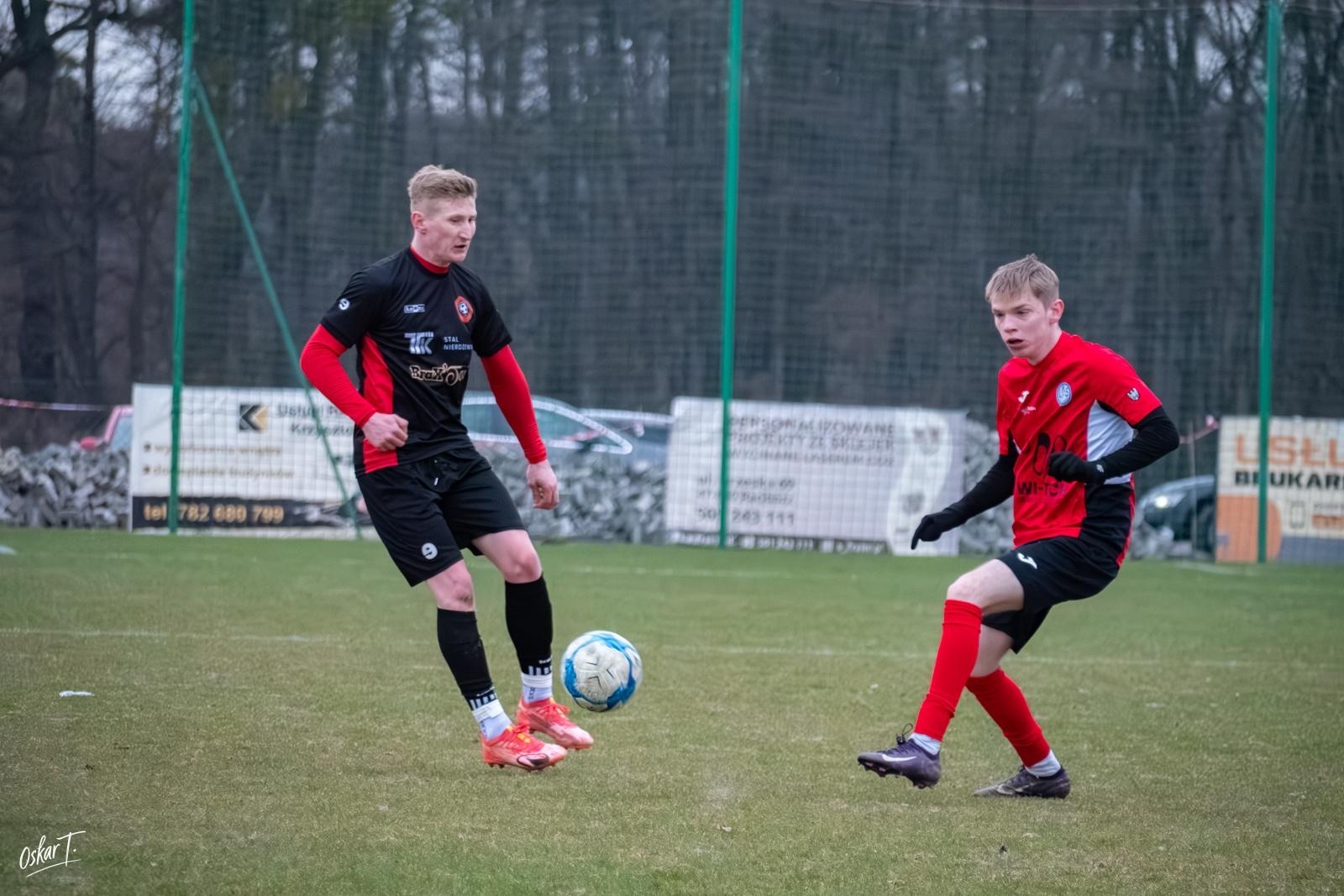 Zdjęcie w galerii na portalu naszraciborz.pl: Obudzili się w końcówce, ale zabrakło czasu. Markowice bez punktów w derbach [FOTO] wiadomości z regionu