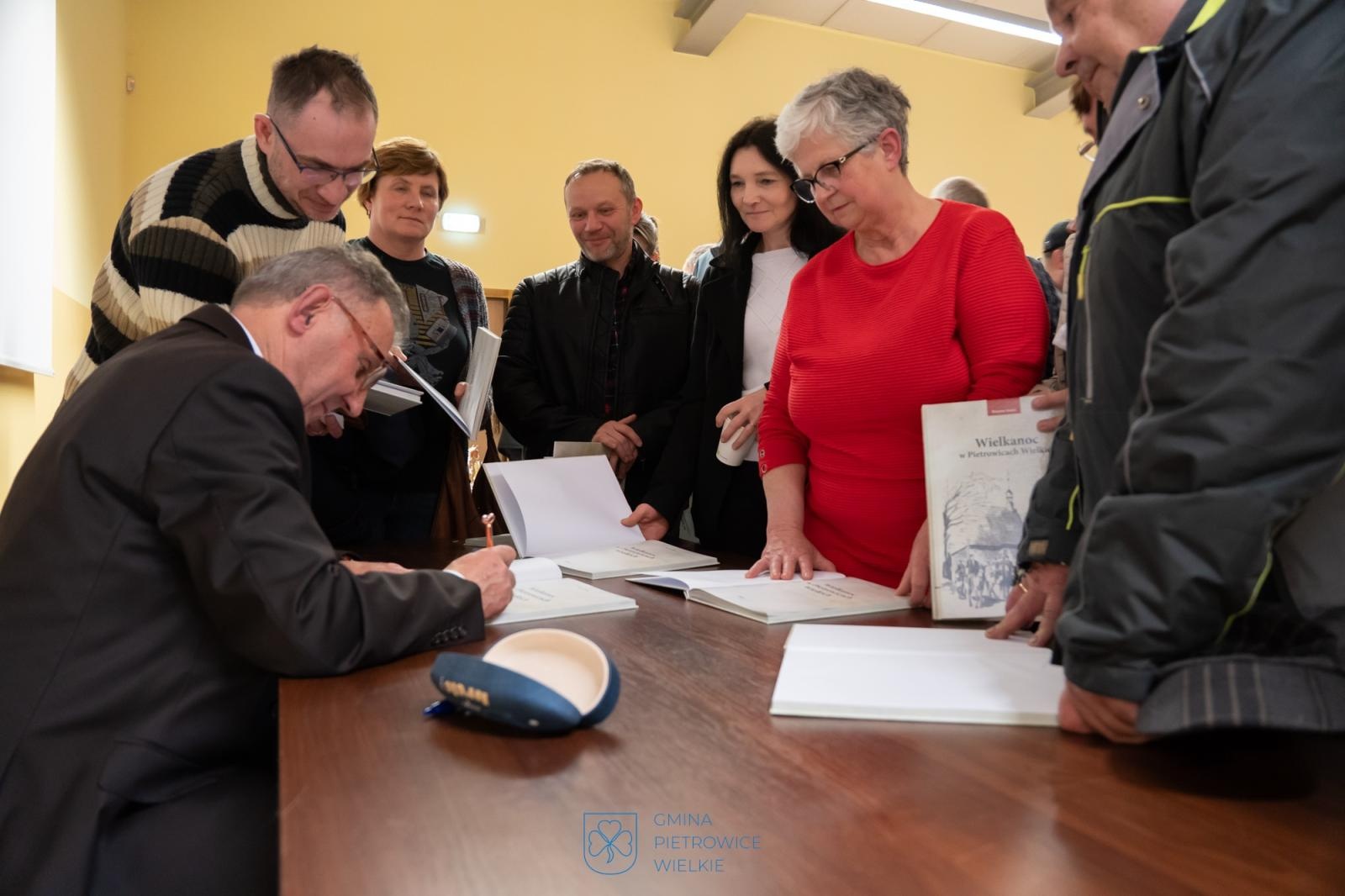 Zdjęcie w galerii na portalu naszraciborz.pl: Wielkanoc w Pietrowicach Wielkich w nowej publikacji Brunona Stojera wiadomości z regionu
