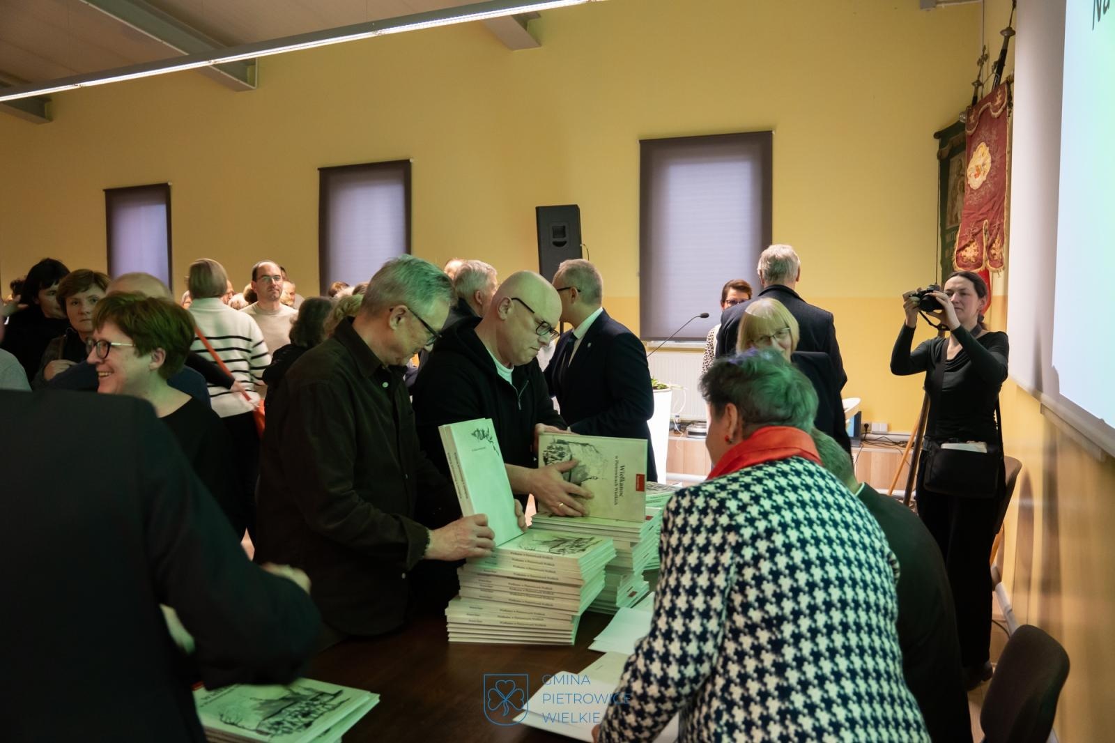 Zdjęcie w galerii na portalu naszraciborz.pl: Wielkanoc w Pietrowicach Wielkich w nowej publikacji Brunona Stojera wiadomości z regionu