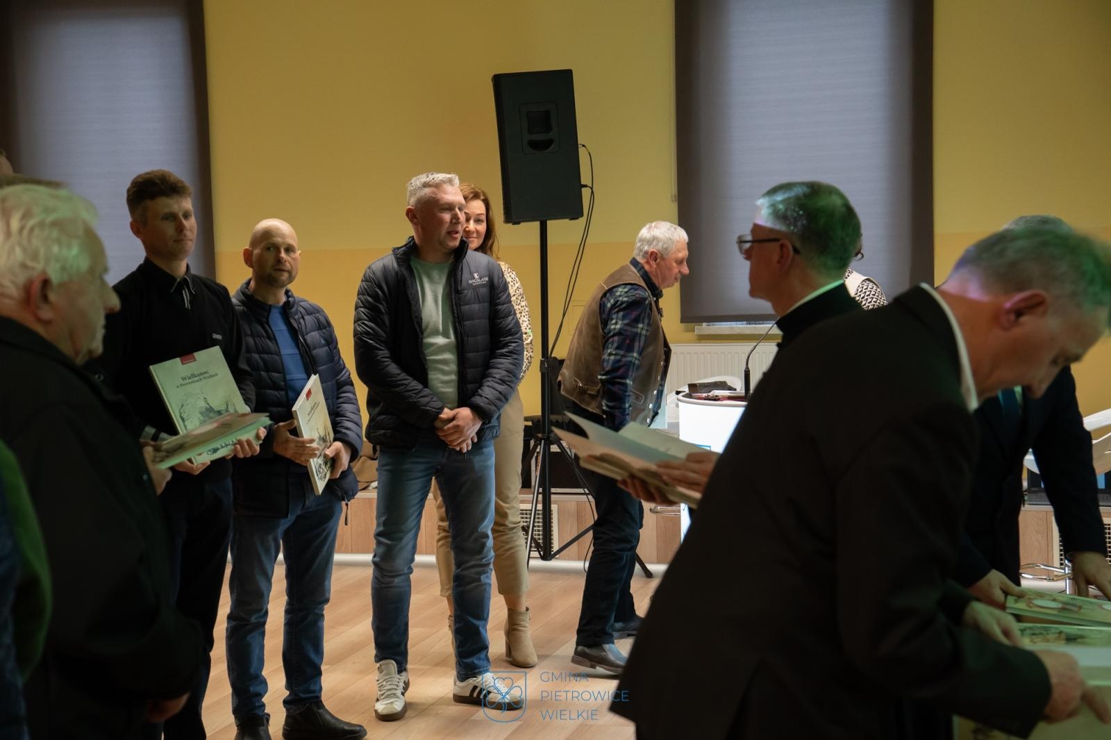 Zdjęcie w galerii na portalu naszraciborz.pl: Wielkanoc w Pietrowicach Wielkich w nowej publikacji Brunona Stojera wiadomości z regionu