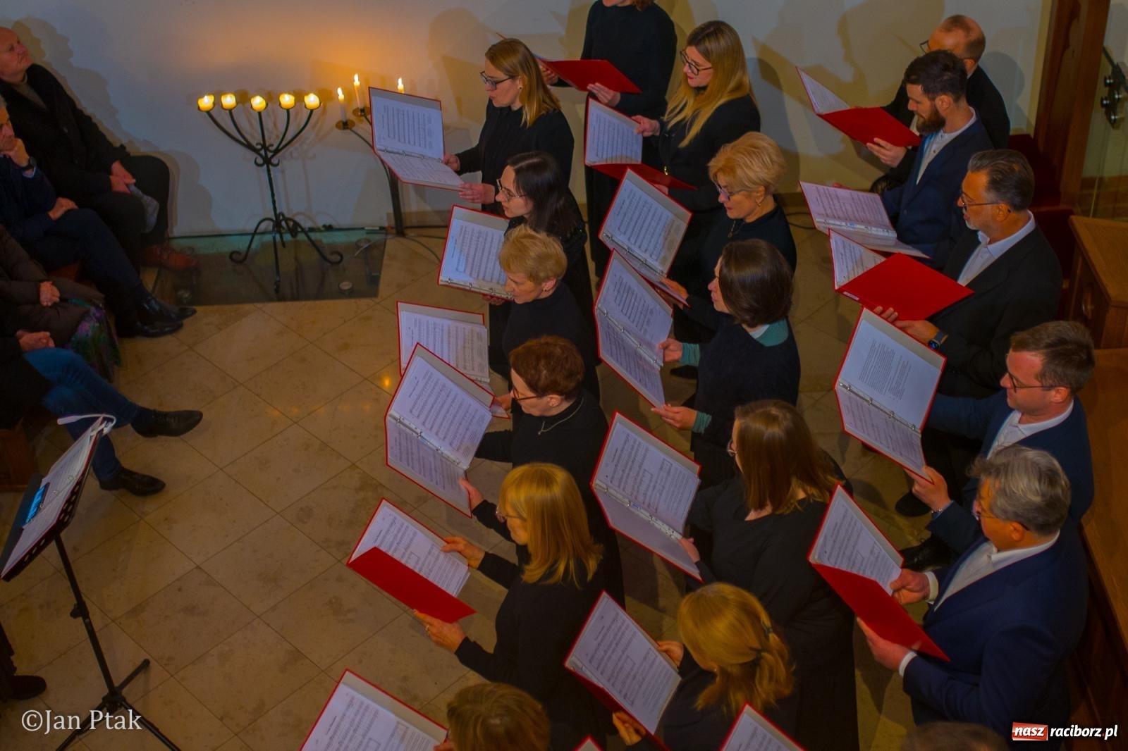Zdjęcie w galerii na portalu naszraciborz.pl: Pieśni wielkopostne w kaplicy zamkowej. Owacje na stojąco dla scholi Od Serca [FOTO i WIDEO] wiadomości z regionu