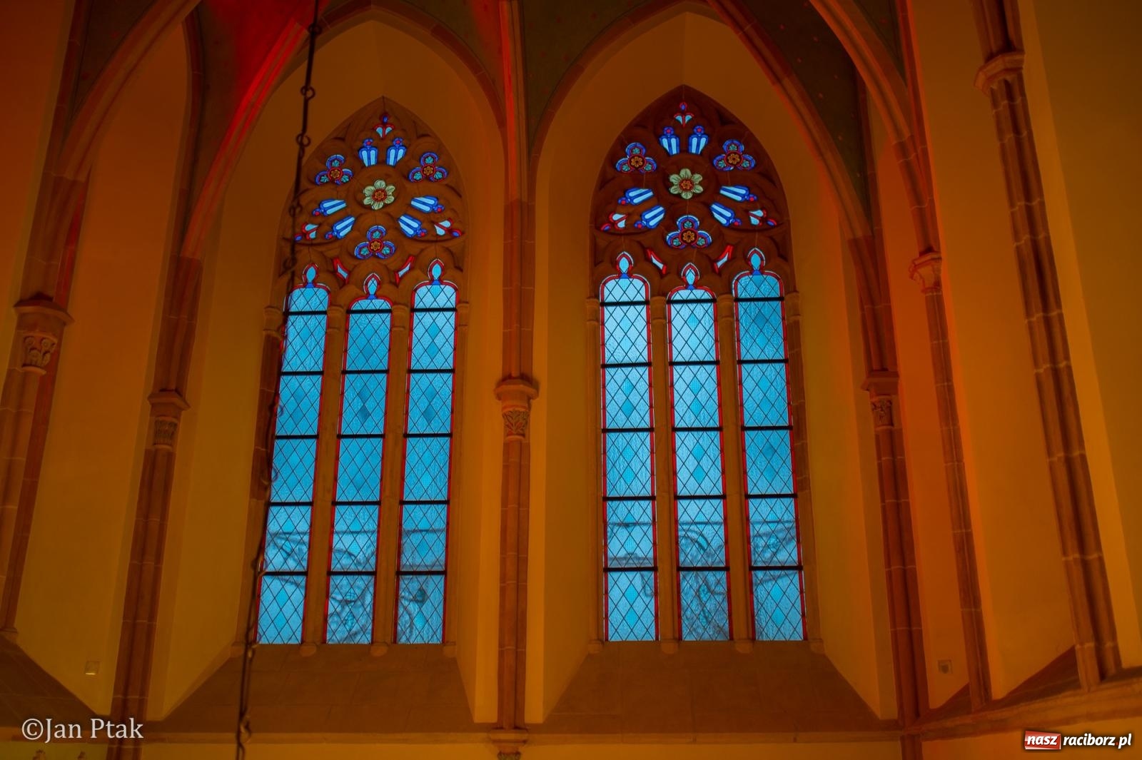 Zdjęcie w galerii na portalu naszraciborz.pl: Pieśni wielkopostne w kaplicy zamkowej. Owacje na stojąco dla scholi Od Serca [FOTO i WIDEO] wiadomości z regionu