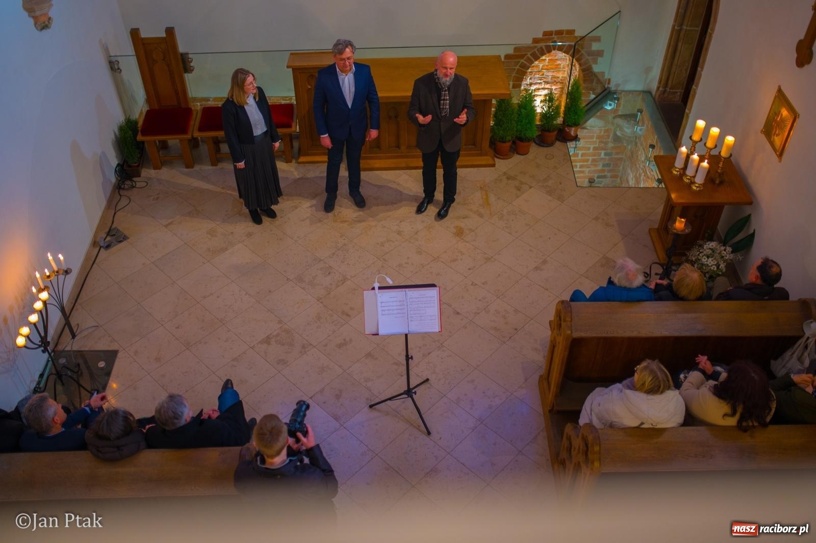 Zdjęcie w galerii na portalu naszraciborz.pl: Pieśni wielkopostne w kaplicy zamkowej. Owacje na stojąco dla scholi Od Serca [FOTO i WIDEO] wiadomości z regionu