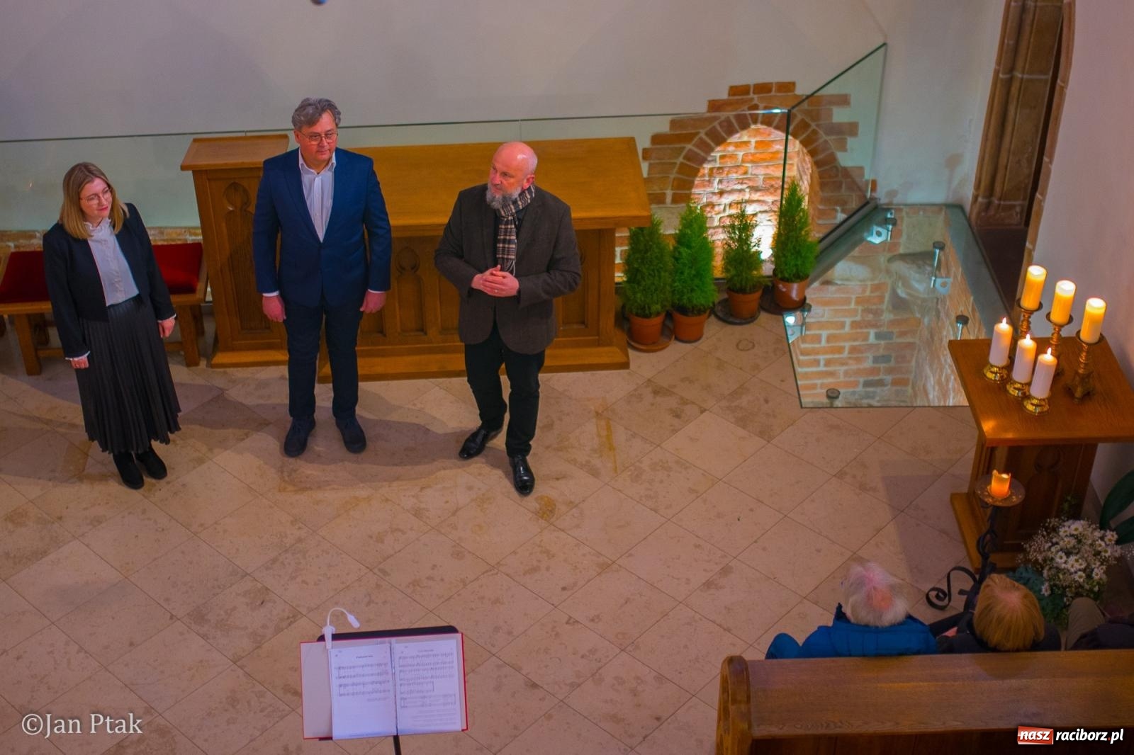 Zdjęcie w galerii na portalu naszraciborz.pl: Pieśni wielkopostne w kaplicy zamkowej. Owacje na stojąco dla scholi Od Serca [FOTO i WIDEO] wiadomości z regionu