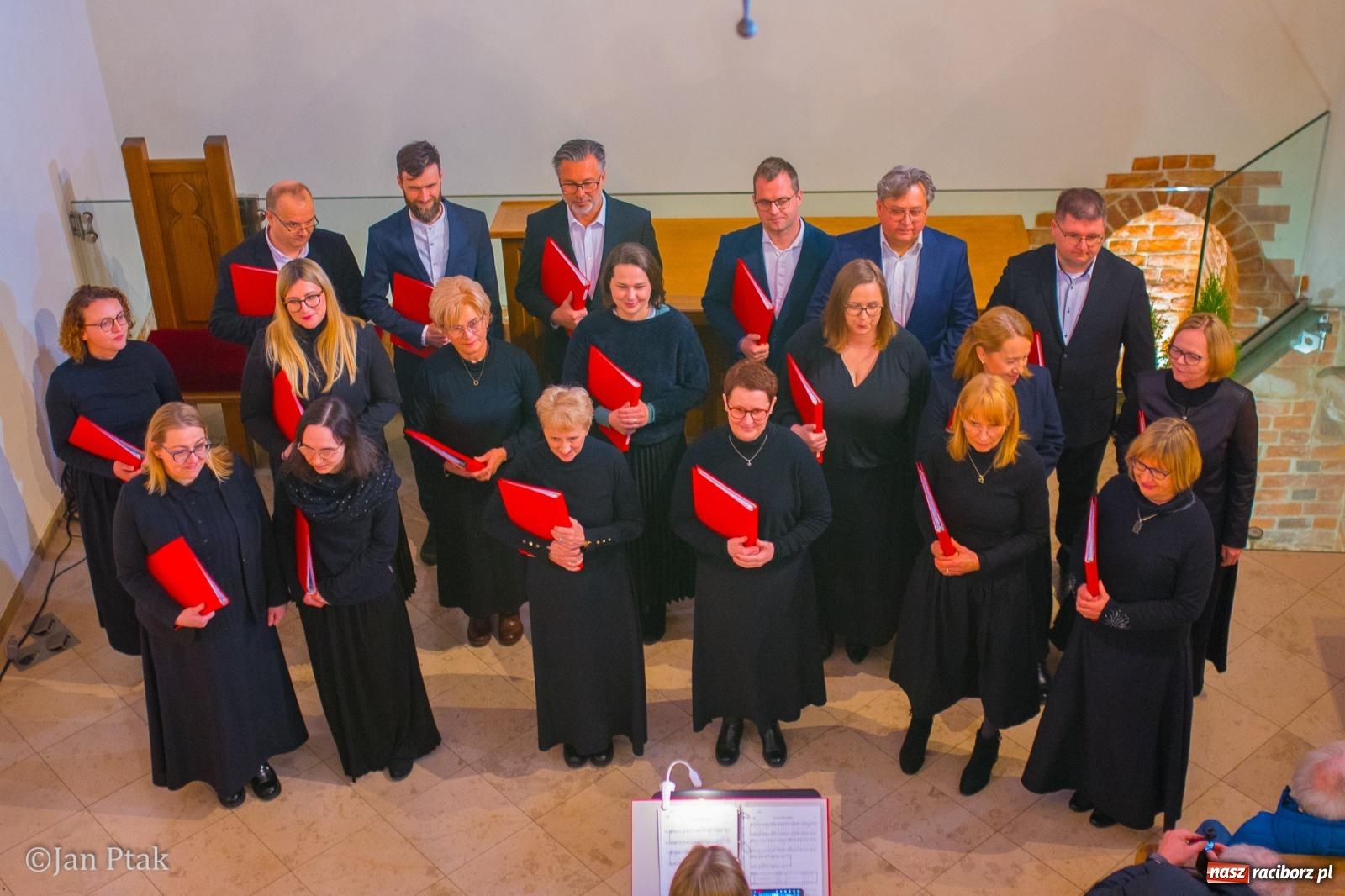 Zdjęcie w galerii na portalu naszraciborz.pl: Pieśni wielkopostne w kaplicy zamkowej. Owacje na stojąco dla scholi Od Serca [FOTO i WIDEO] wiadomości z regionu
