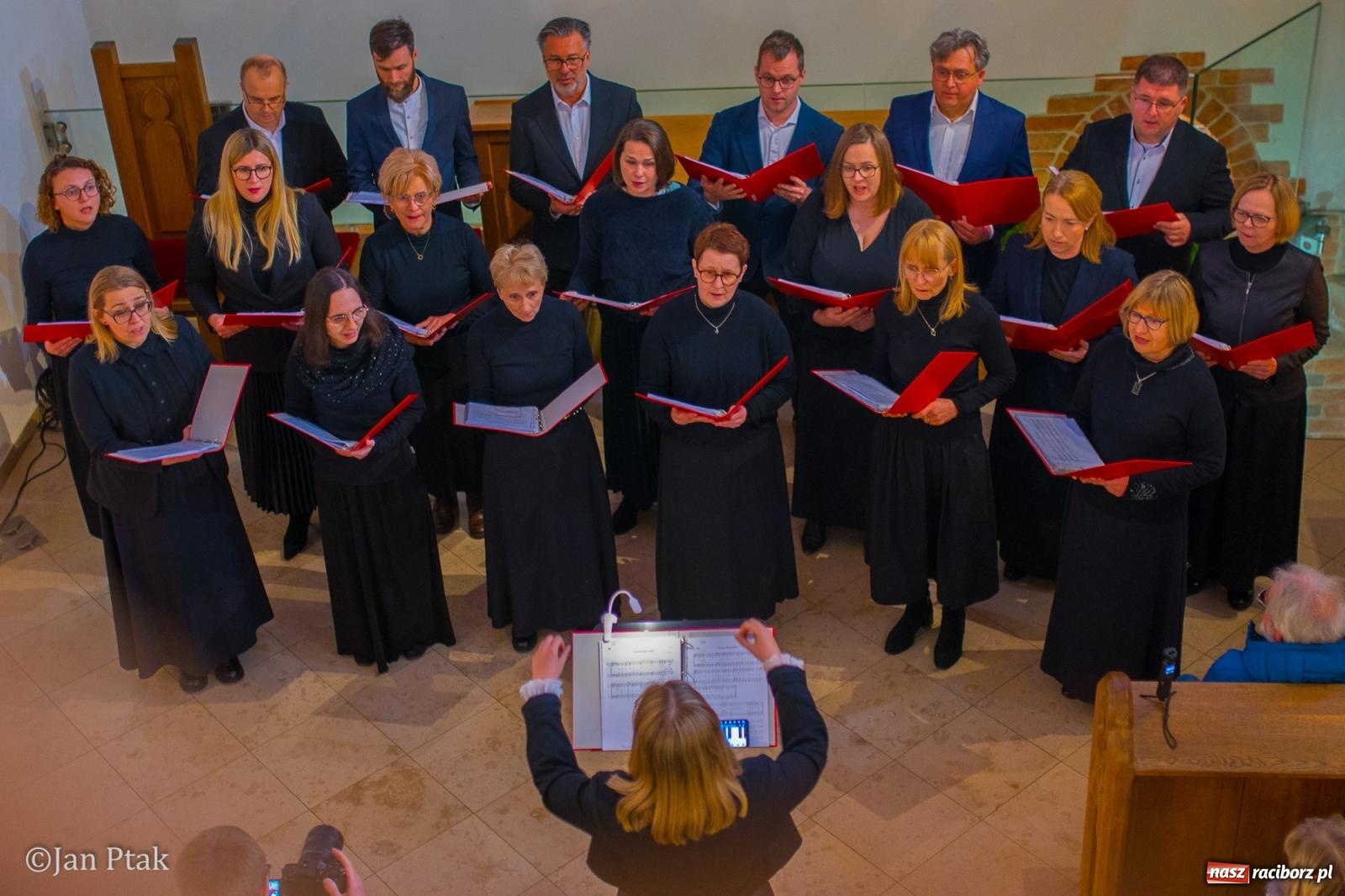 Zdjęcie w galerii na portalu naszraciborz.pl: Pieśni wielkopostne w kaplicy zamkowej. Owacje na stojąco dla scholi Od Serca [FOTO i WIDEO] wiadomości z regionu