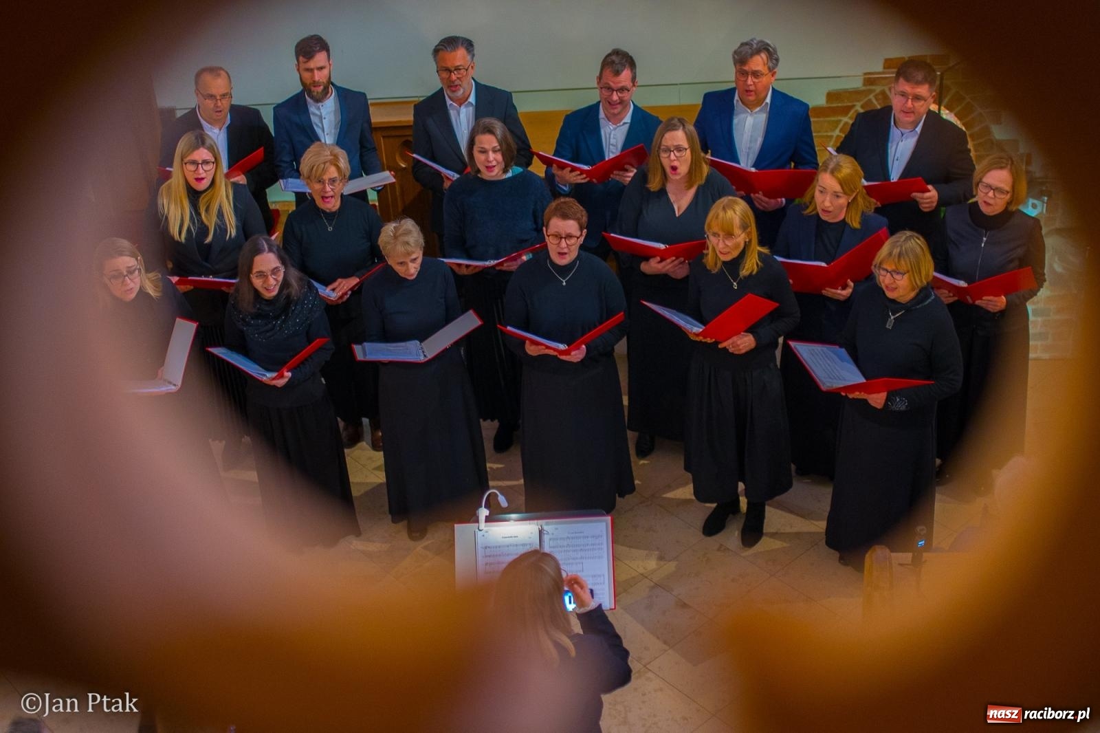 Zdjęcie w galerii na portalu naszraciborz.pl: Pieśni wielkopostne w kaplicy zamkowej. Owacje na stojąco dla scholi Od Serca [FOTO i WIDEO] wiadomości z regionu