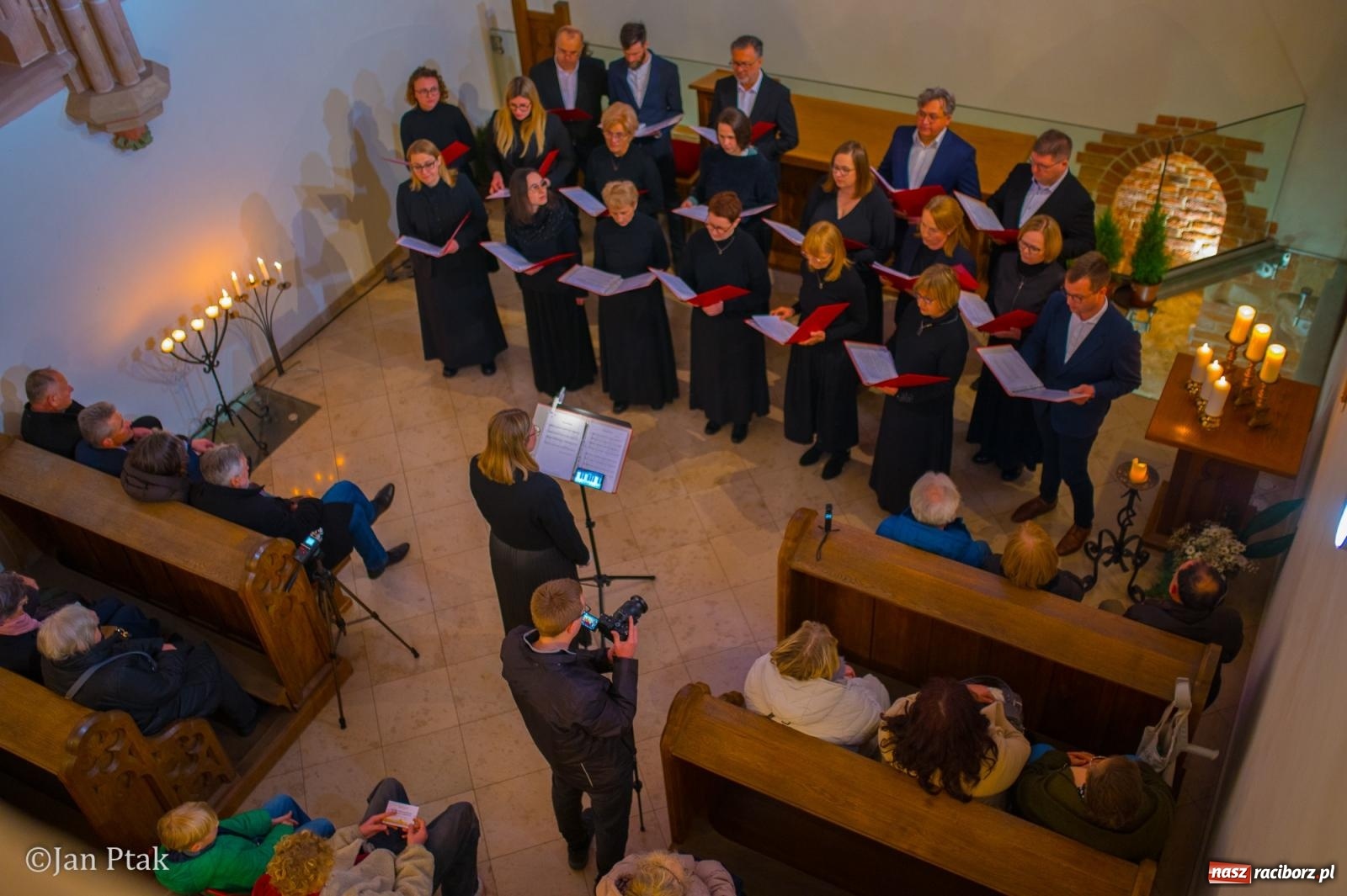 Zdjęcie w galerii na portalu naszraciborz.pl: Pieśni wielkopostne w kaplicy zamkowej. Owacje na stojąco dla scholi Od Serca [FOTO i WIDEO] wiadomości z regionu