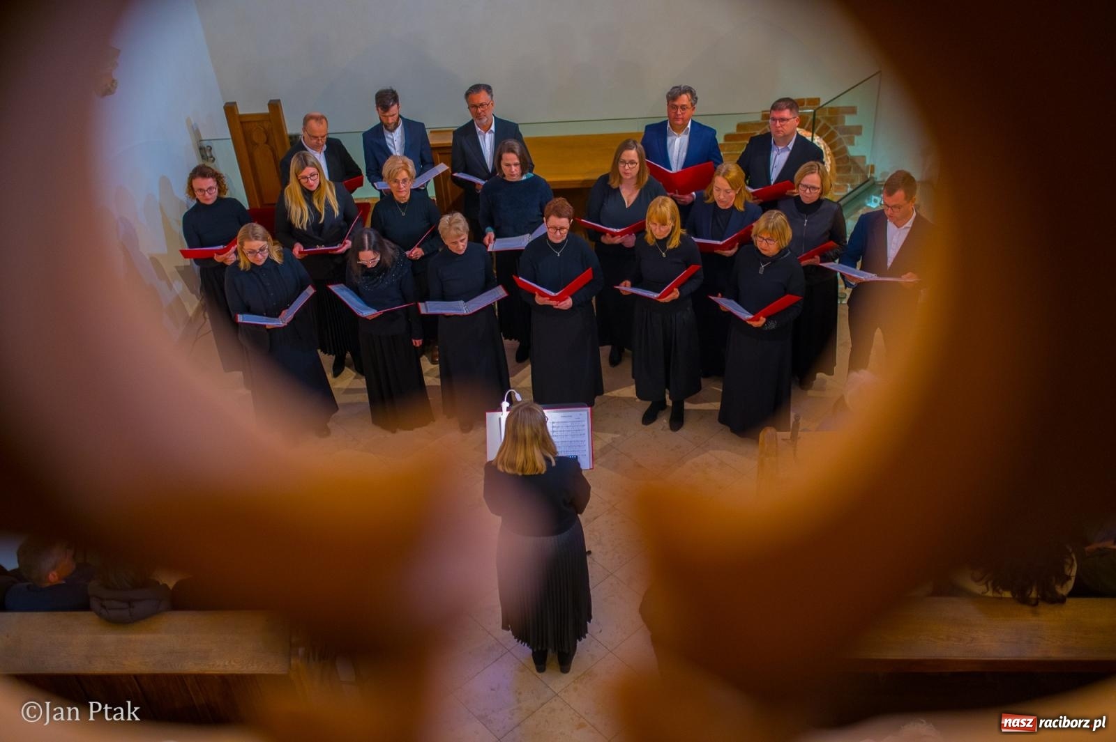 Zdjęcie w galerii na portalu naszraciborz.pl: Pieśni wielkopostne w kaplicy zamkowej. Owacje na stojąco dla scholi Od Serca [FOTO i WIDEO] wiadomości z regionu