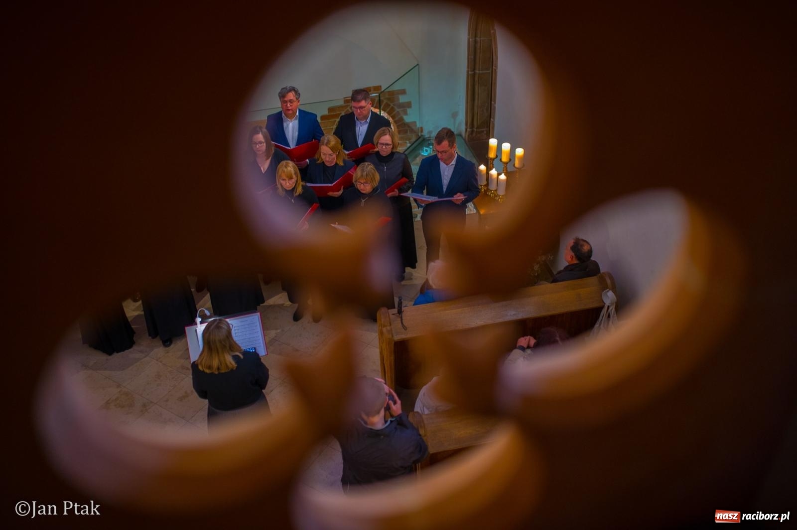 Zdjęcie w galerii na portalu naszraciborz.pl: Pieśni wielkopostne w kaplicy zamkowej. Owacje na stojąco dla scholi Od Serca [FOTO i WIDEO] wiadomości z regionu