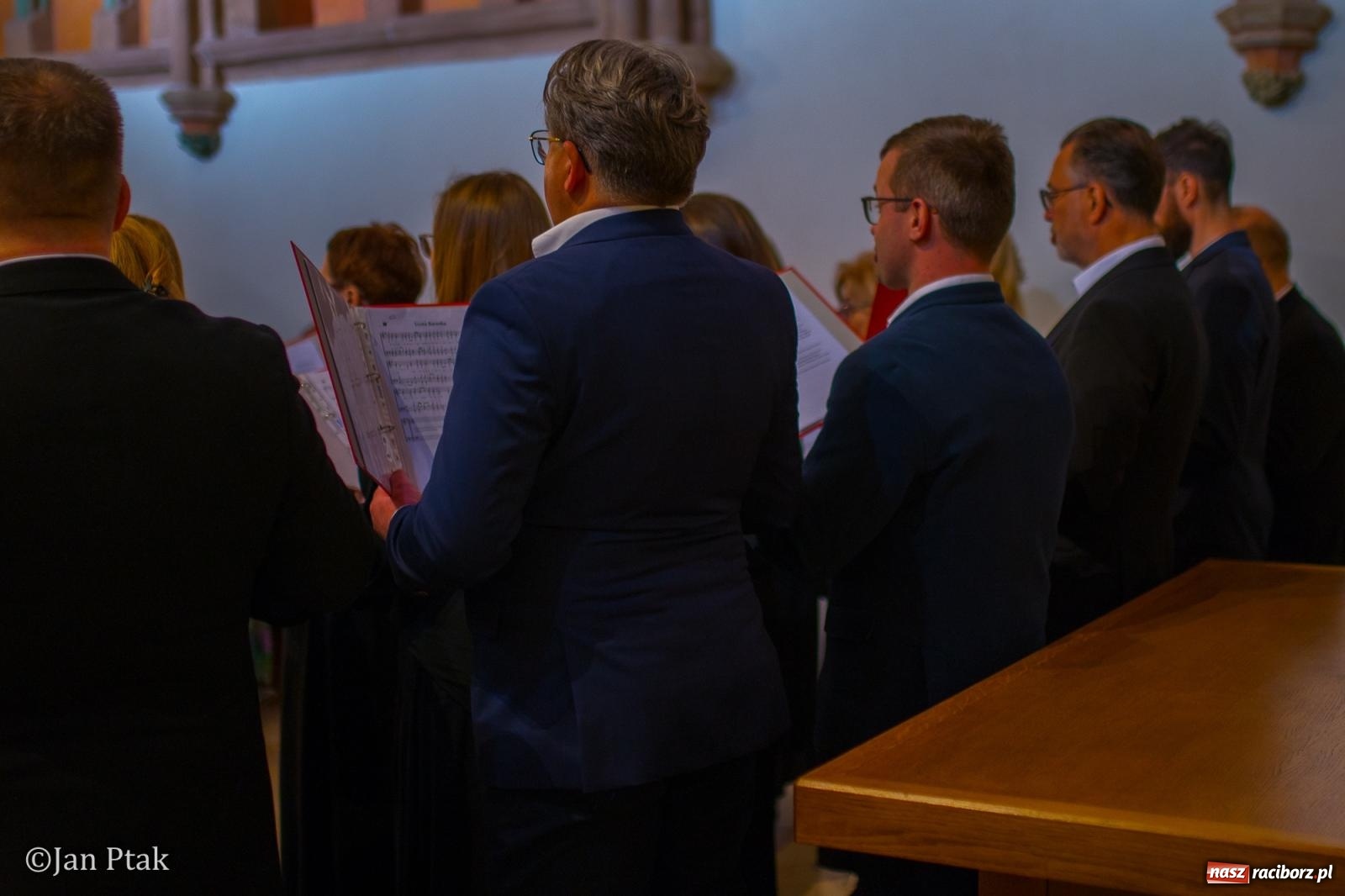 Zdjęcie w galerii na portalu naszraciborz.pl: Pieśni wielkopostne w kaplicy zamkowej. Owacje na stojąco dla scholi Od Serca [FOTO i WIDEO] wiadomości z regionu