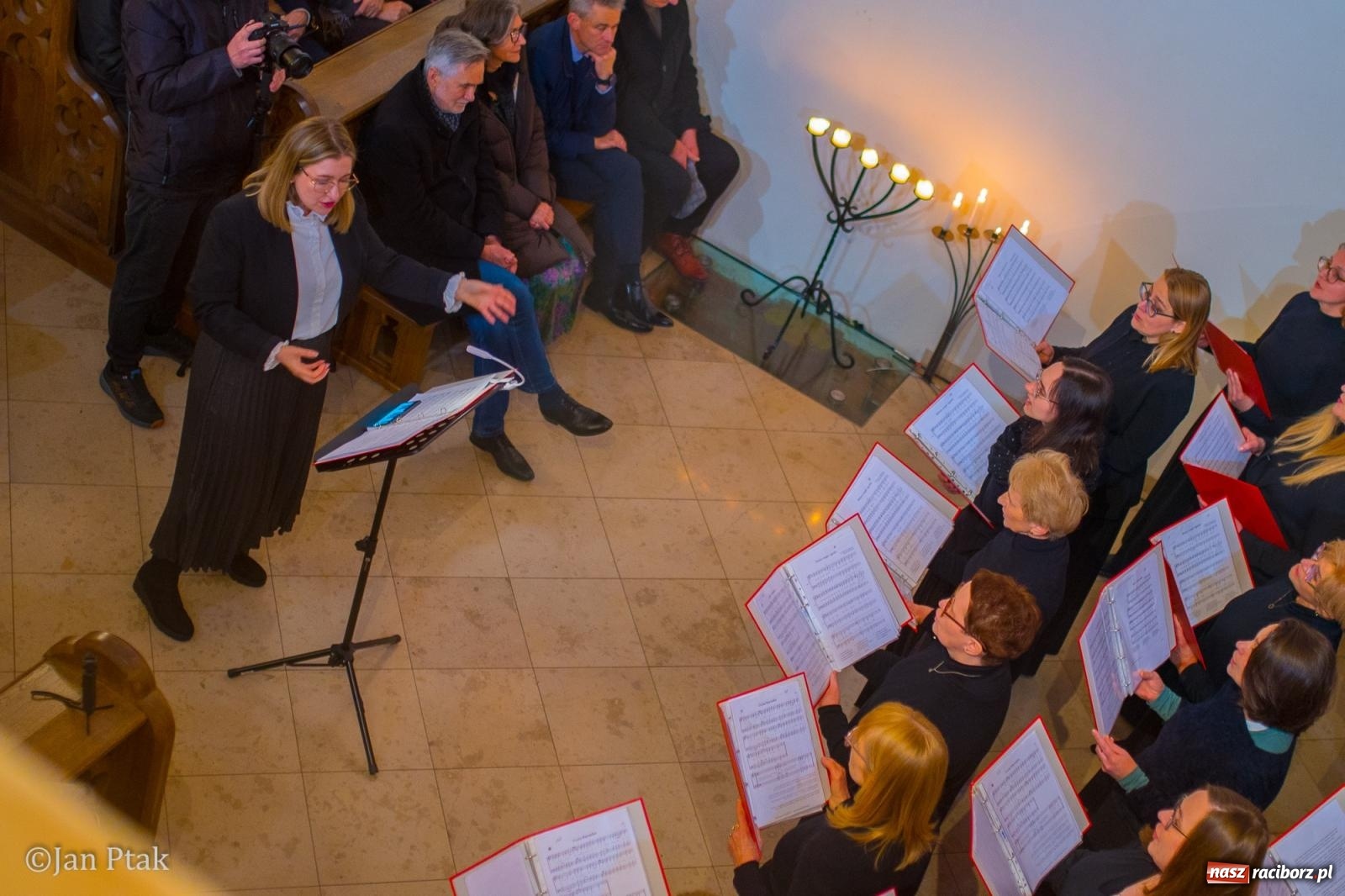 Zdjęcie w galerii na portalu naszraciborz.pl: Pieśni wielkopostne w kaplicy zamkowej. Owacje na stojąco dla scholi Od Serca [FOTO i WIDEO] wiadomości z regionu