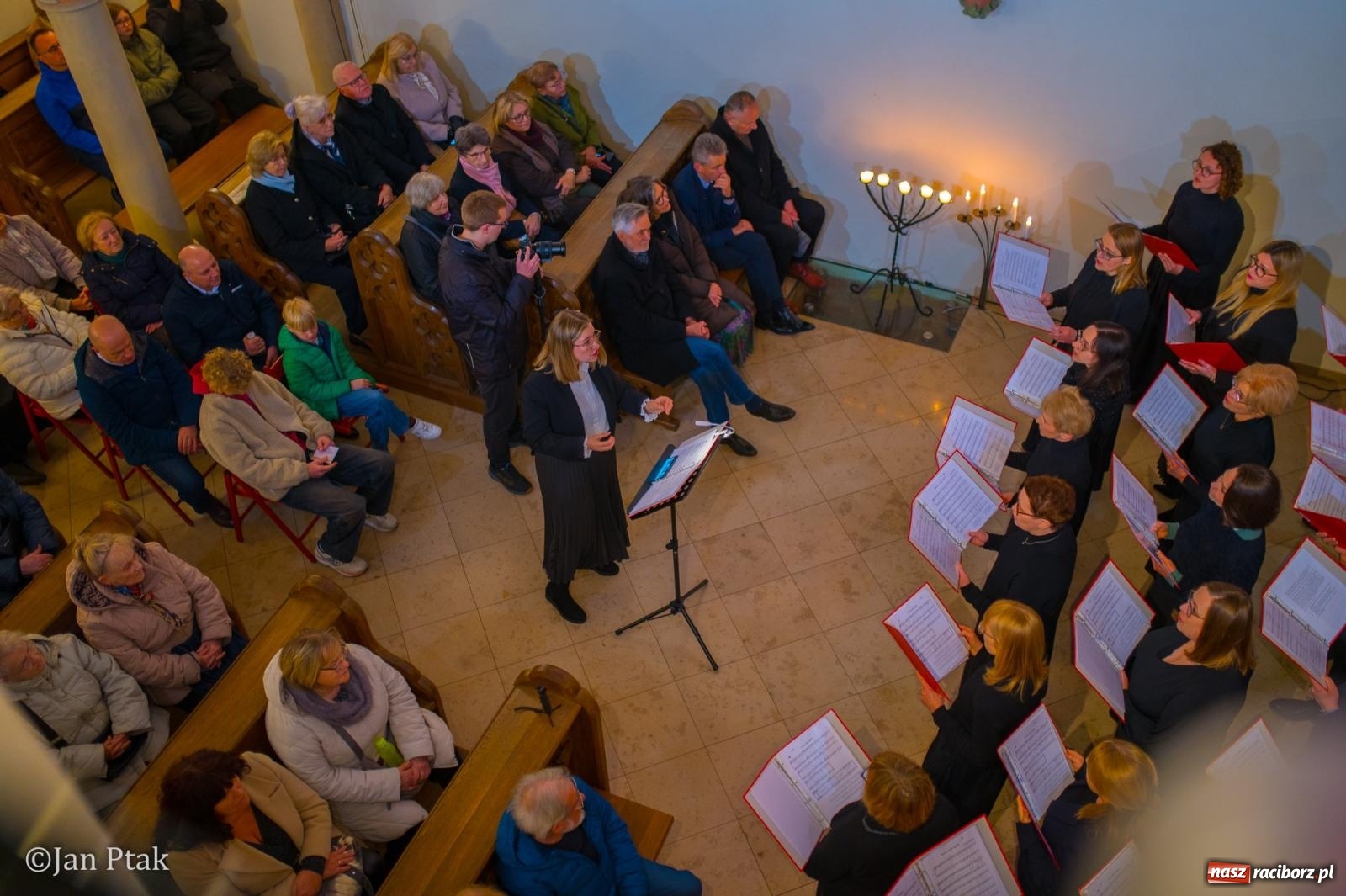 Zdjęcie w galerii na portalu naszraciborz.pl: Pieśni wielkopostne w kaplicy zamkowej. Owacje na stojąco dla scholi Od Serca [FOTO i WIDEO] wiadomości z regionu