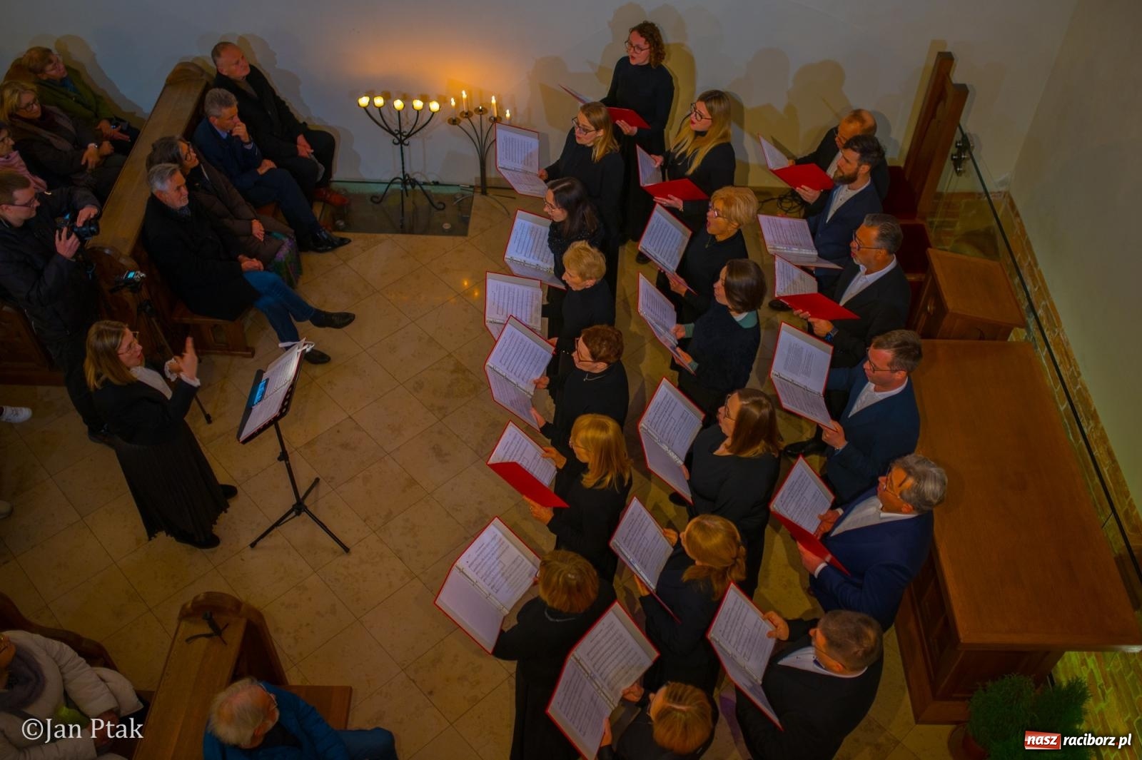 Zdjęcie w galerii na portalu naszraciborz.pl: Pieśni wielkopostne w kaplicy zamkowej. Owacje na stojąco dla scholi Od Serca [FOTO i WIDEO] wiadomości z regionu