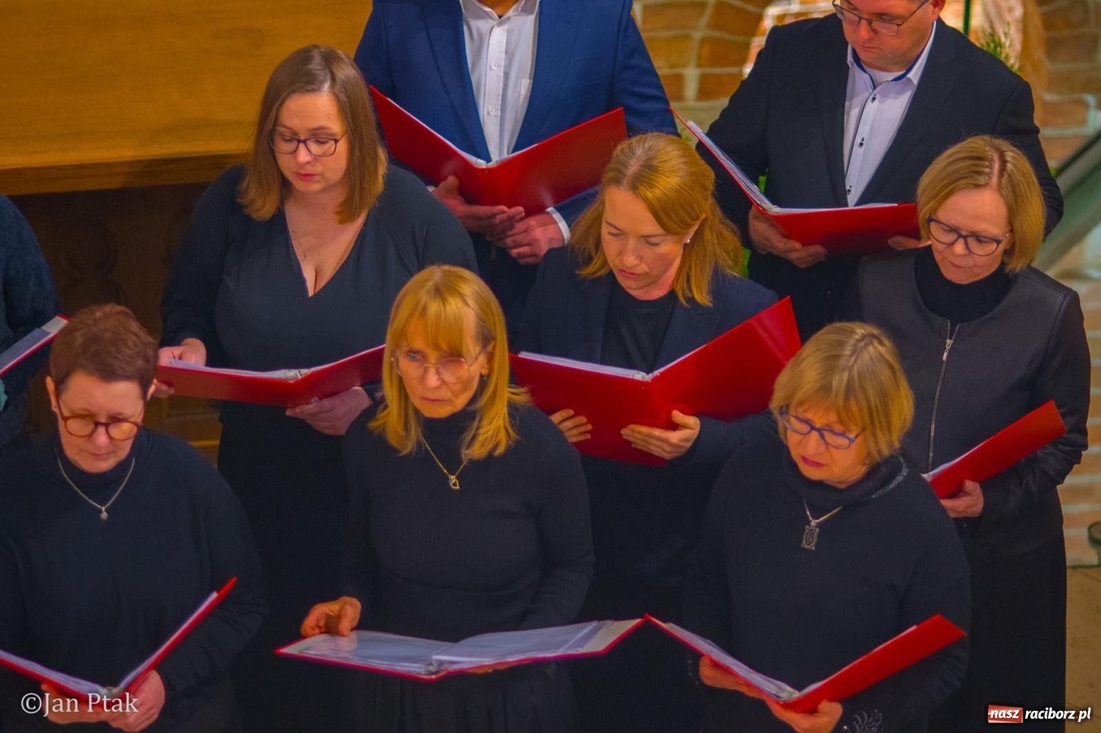Zdjęcie w galerii na portalu naszraciborz.pl: Pieśni wielkopostne w kaplicy zamkowej. Owacje na stojąco dla scholi Od Serca [FOTO i WIDEO] wiadomości z regionu