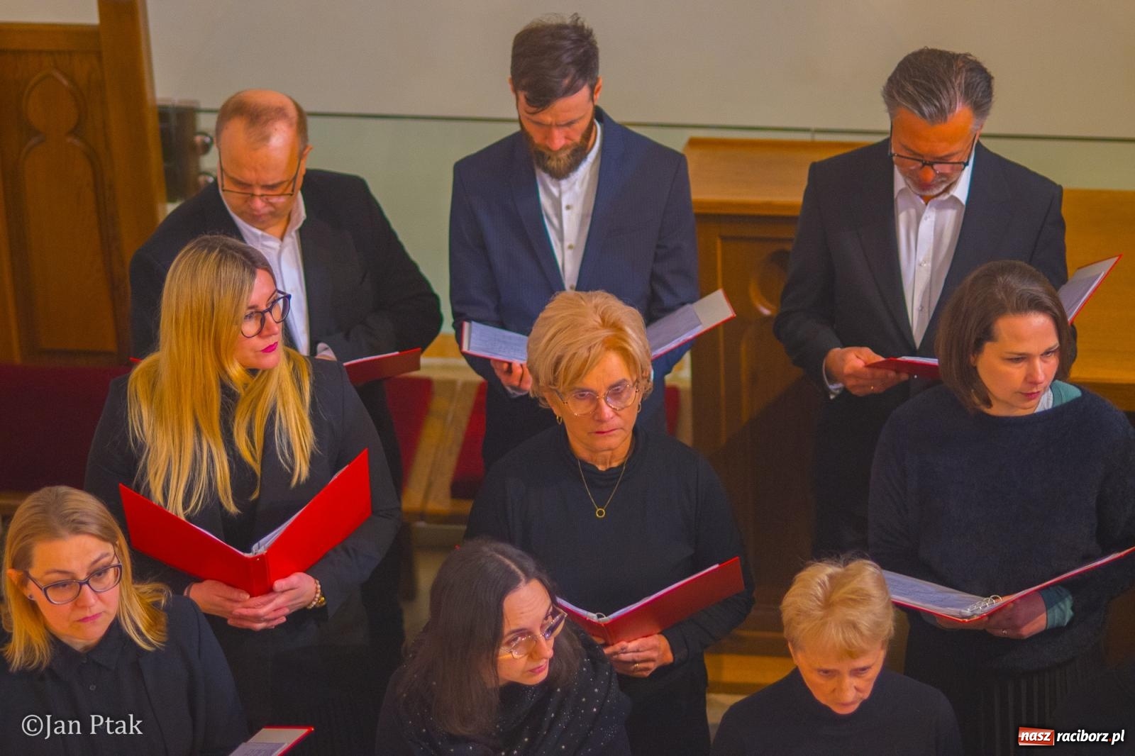 Zdjęcie w galerii na portalu naszraciborz.pl: Pieśni wielkopostne w kaplicy zamkowej. Owacje na stojąco dla scholi Od Serca [FOTO i WIDEO] wiadomości z regionu