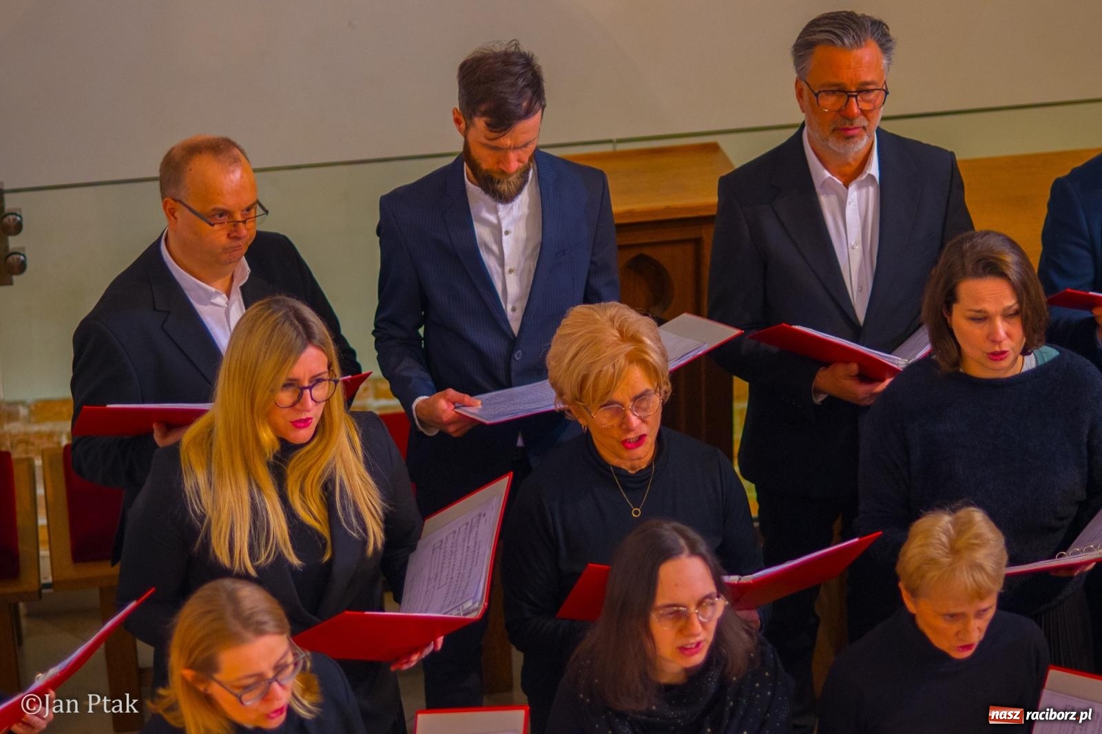 Zdjęcie w galerii na portalu naszraciborz.pl: Pieśni wielkopostne w kaplicy zamkowej. Owacje na stojąco dla scholi Od Serca [FOTO i WIDEO] wiadomości z regionu