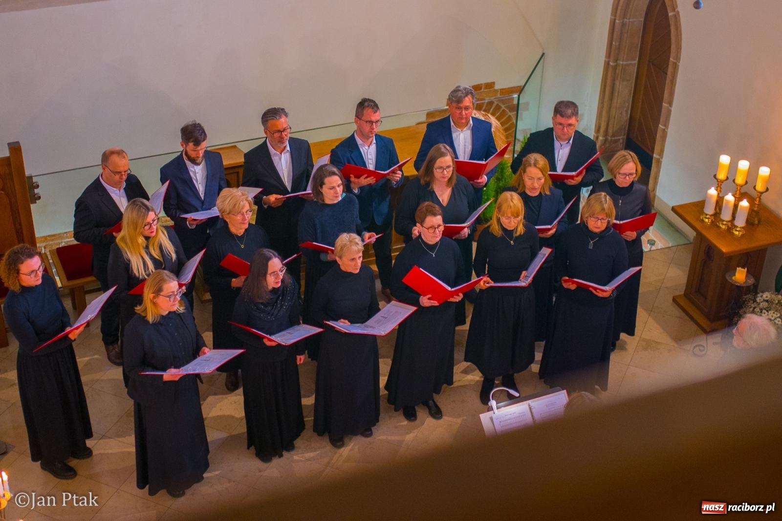 Zdjęcie w galerii na portalu naszraciborz.pl: Pieśni wielkopostne w kaplicy zamkowej. Owacje na stojąco dla scholi Od Serca [FOTO i WIDEO] wiadomości z regionu