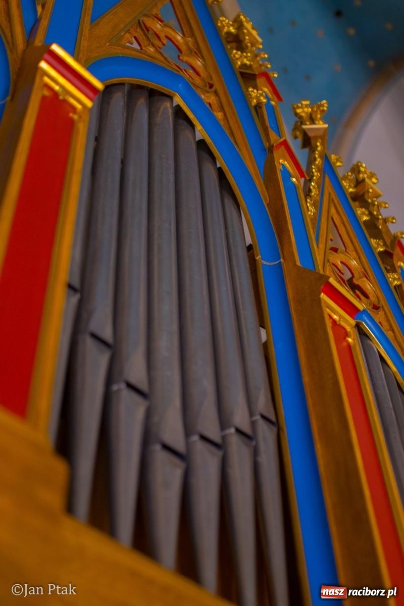 Zdjęcie w galerii na portalu naszraciborz.pl: Pieśni wielkopostne w kaplicy zamkowej. Owacje na stojąco dla scholi Od Serca [FOTO i WIDEO] wiadomości z regionu