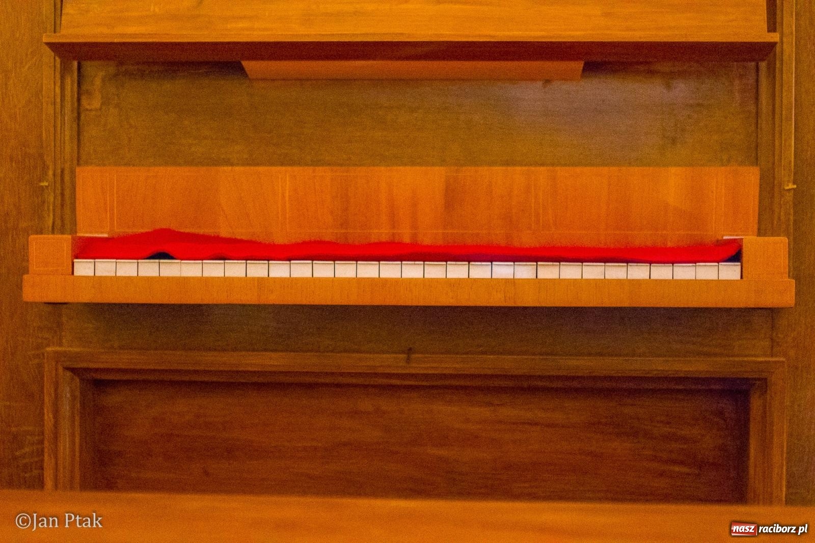 Zdjęcie w galerii na portalu naszraciborz.pl: Pieśni wielkopostne w kaplicy zamkowej. Owacje na stojąco dla scholi Od Serca [FOTO i WIDEO] wiadomości z regionu