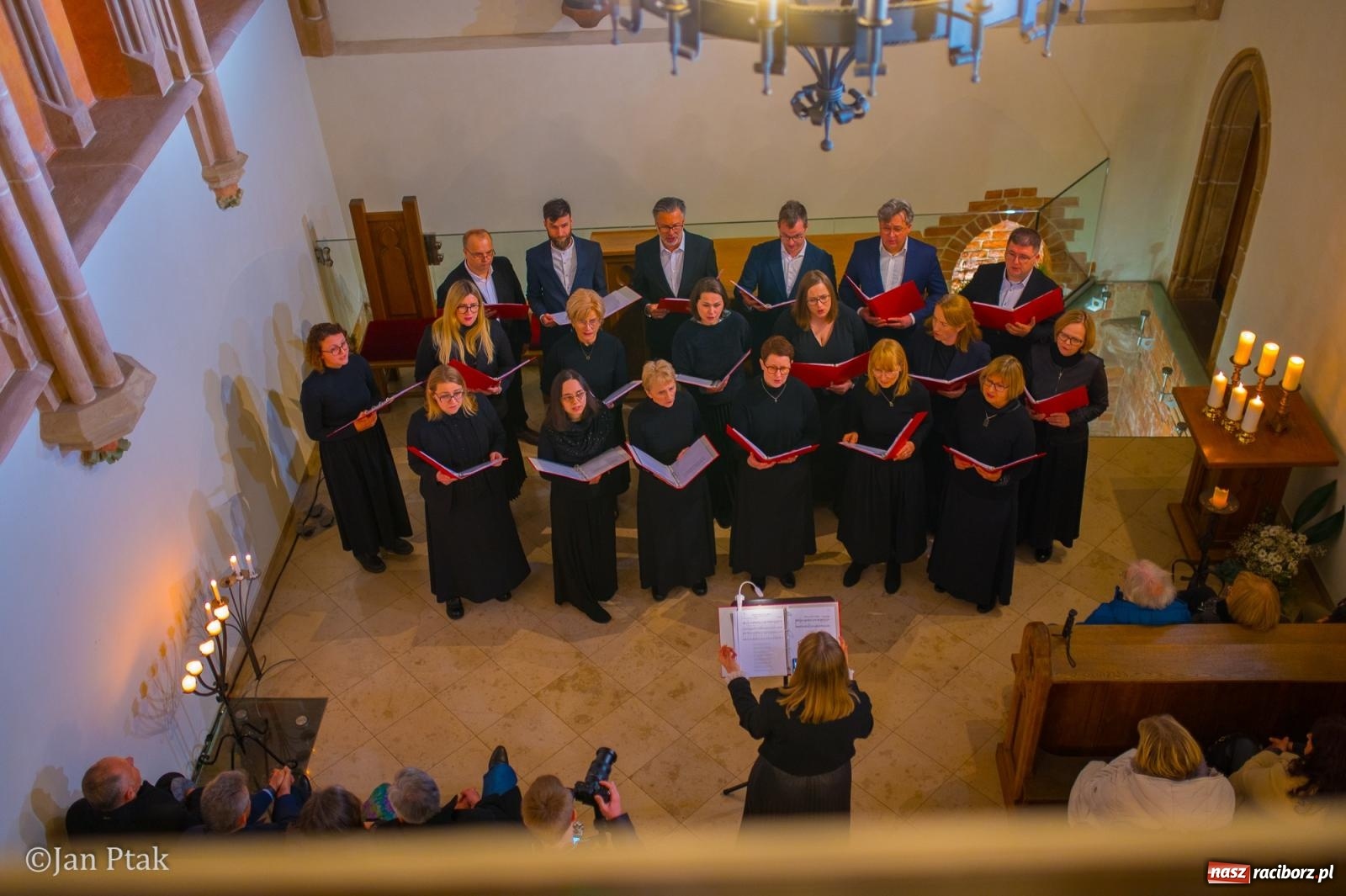 Zdjęcie w galerii na portalu naszraciborz.pl: Pieśni wielkopostne w kaplicy zamkowej. Owacje na stojąco dla scholi Od Serca [FOTO i WIDEO] wiadomości z regionu