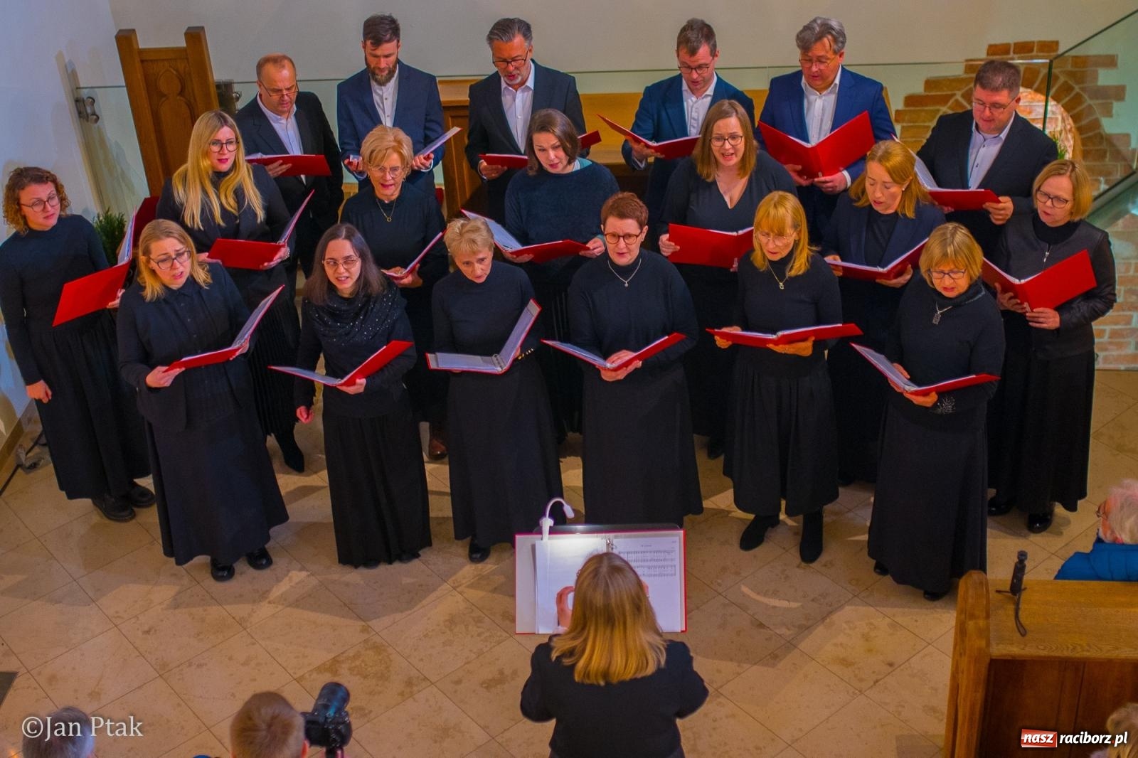 Zdjęcie w galerii na portalu naszraciborz.pl: Pieśni wielkopostne w kaplicy zamkowej. Owacje na stojąco dla scholi Od Serca [FOTO i WIDEO] wiadomości z regionu