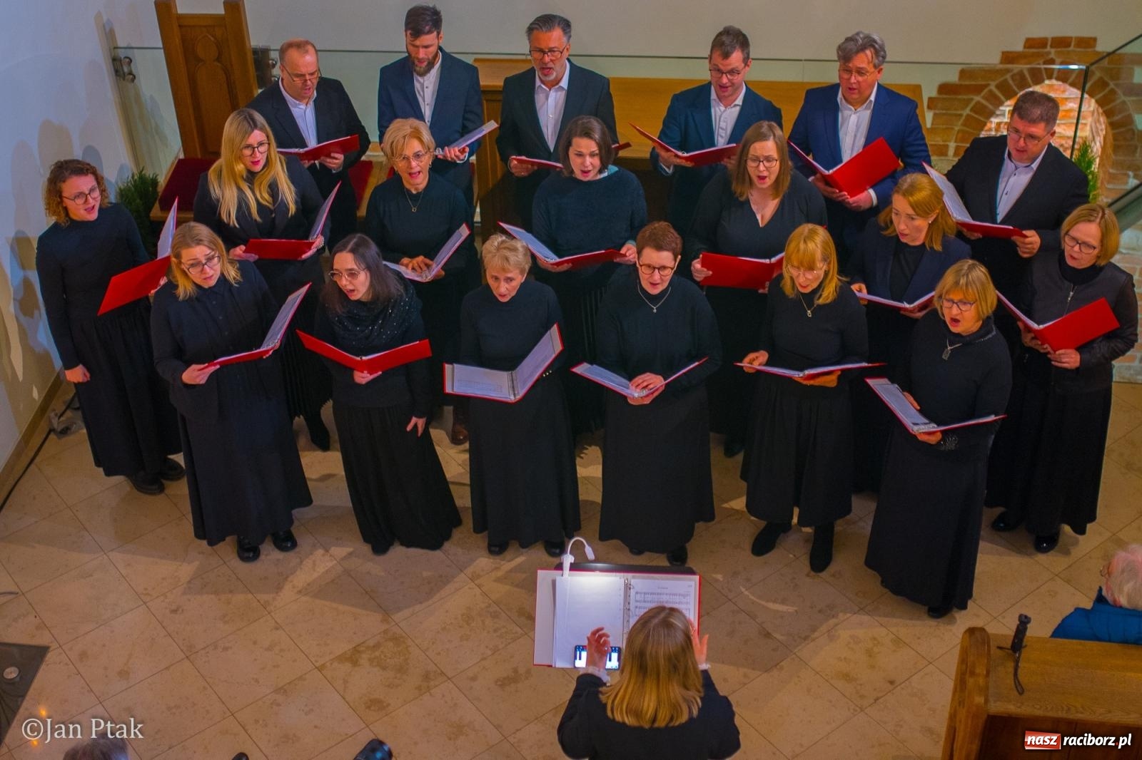 Zdjęcie w galerii na portalu naszraciborz.pl: Pieśni wielkopostne w kaplicy zamkowej. Owacje na stojąco dla scholi Od Serca [FOTO i WIDEO] wiadomości z regionu