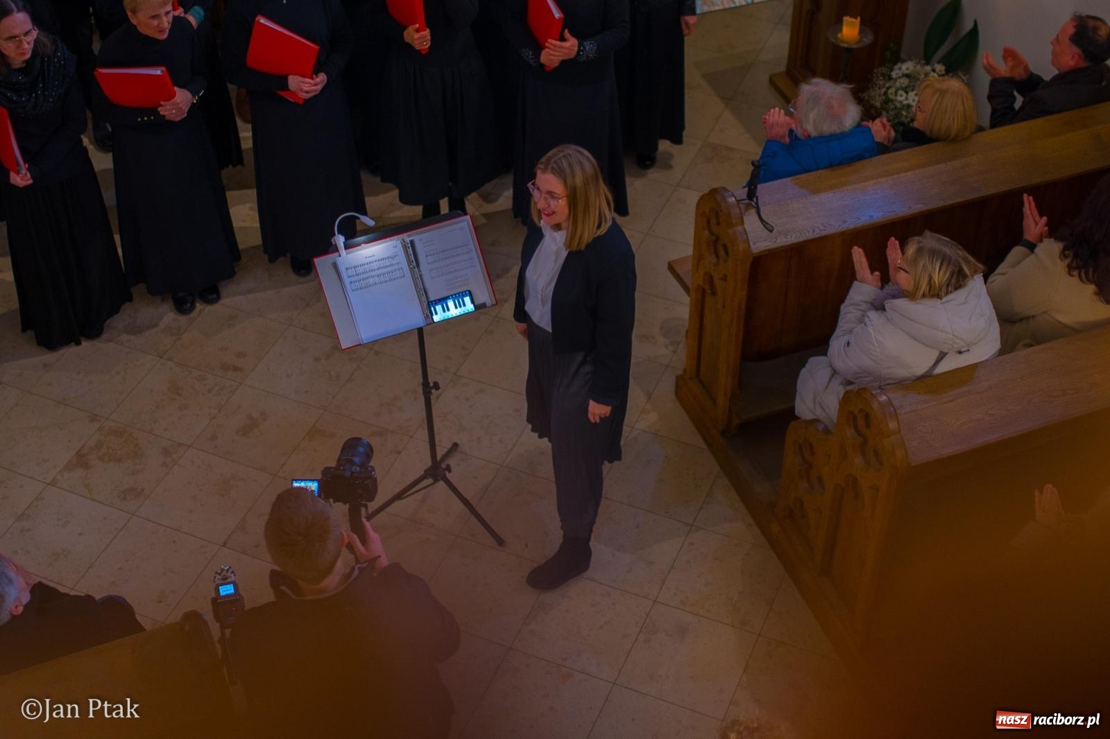 Zdjęcie w galerii na portalu naszraciborz.pl: Pieśni wielkopostne w kaplicy zamkowej. Owacje na stojąco dla scholi Od Serca [FOTO i WIDEO] wiadomości z regionu