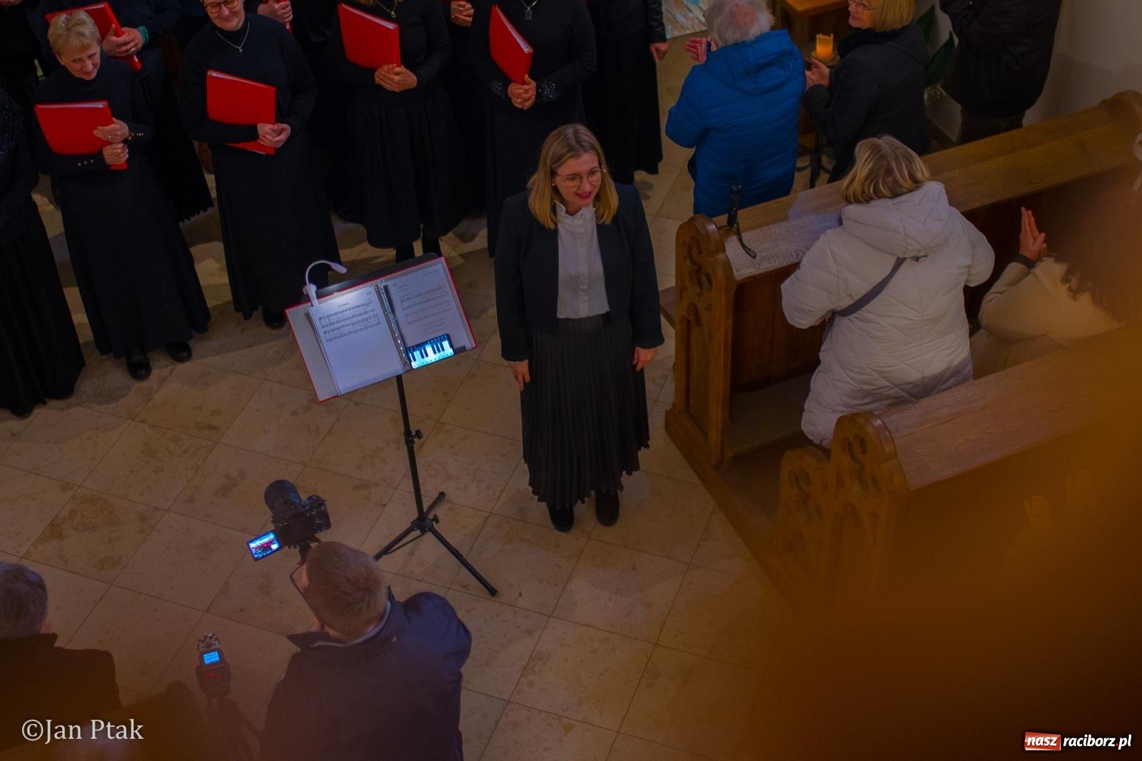 Zdjęcie w galerii na portalu naszraciborz.pl: Pieśni wielkopostne w kaplicy zamkowej. Owacje na stojąco dla scholi Od Serca [FOTO i WIDEO] wiadomości z regionu