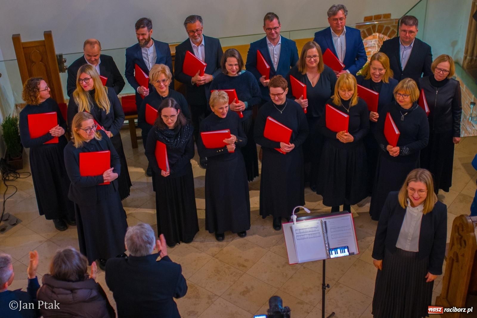 Zdjęcie w galerii na portalu naszraciborz.pl: Pieśni wielkopostne w kaplicy zamkowej. Owacje na stojąco dla scholi Od Serca [FOTO i WIDEO] wiadomości z regionu