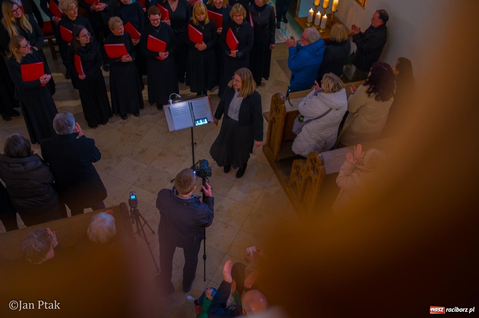 Zdjęcie w galerii na portalu naszraciborz.pl: Pieśni wielkopostne w kaplicy zamkowej. Owacje na stojąco dla scholi Od Serca [FOTO i WIDEO] wiadomości z regionu