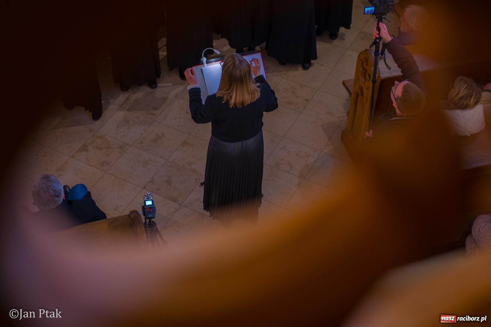 Zdjęcie w galerii na portalu naszraciborz.pl: Pieśni wielkopostne w kaplicy zamkowej. Owacje na stojąco dla scholi Od Serca [FOTO i WIDEO] wiadomości z regionu